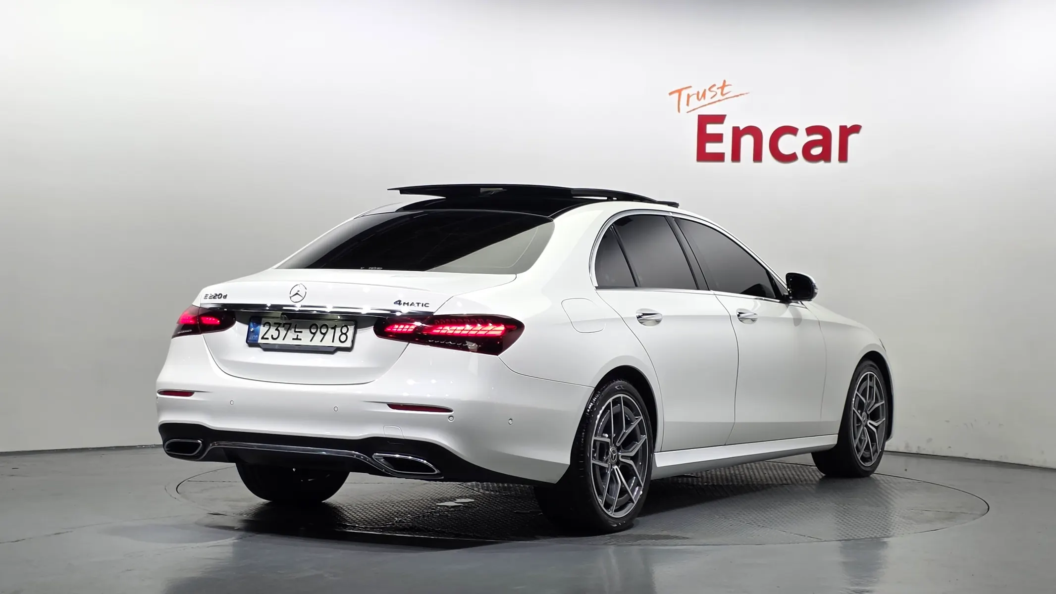 Mercedes-Benz E-Class W213 E220d 4MATIC AMG Line 2021 2/40