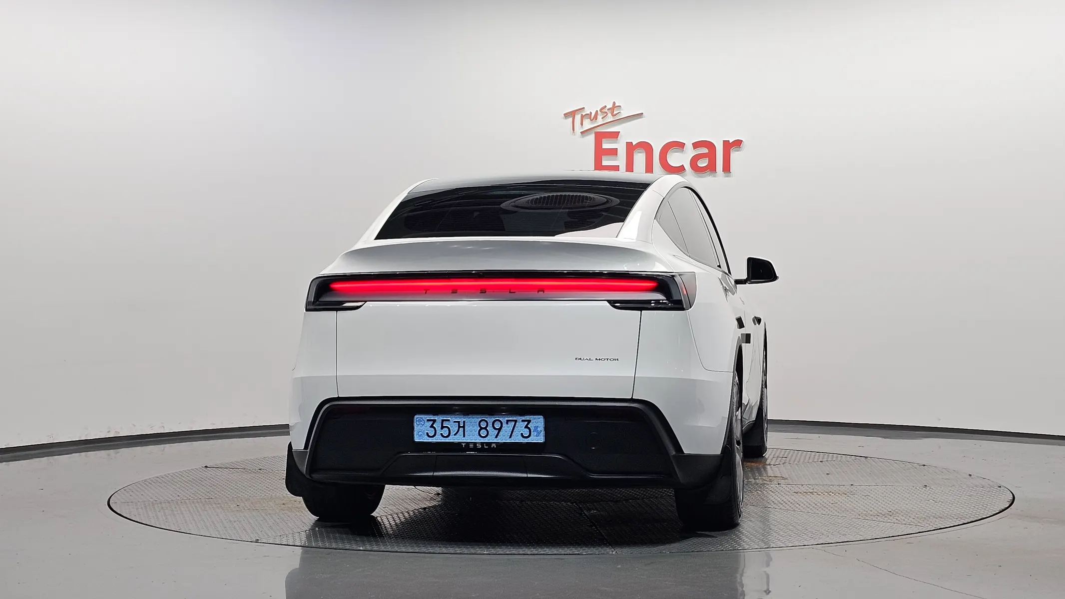 Tesla Y AWD 2025 3/5
