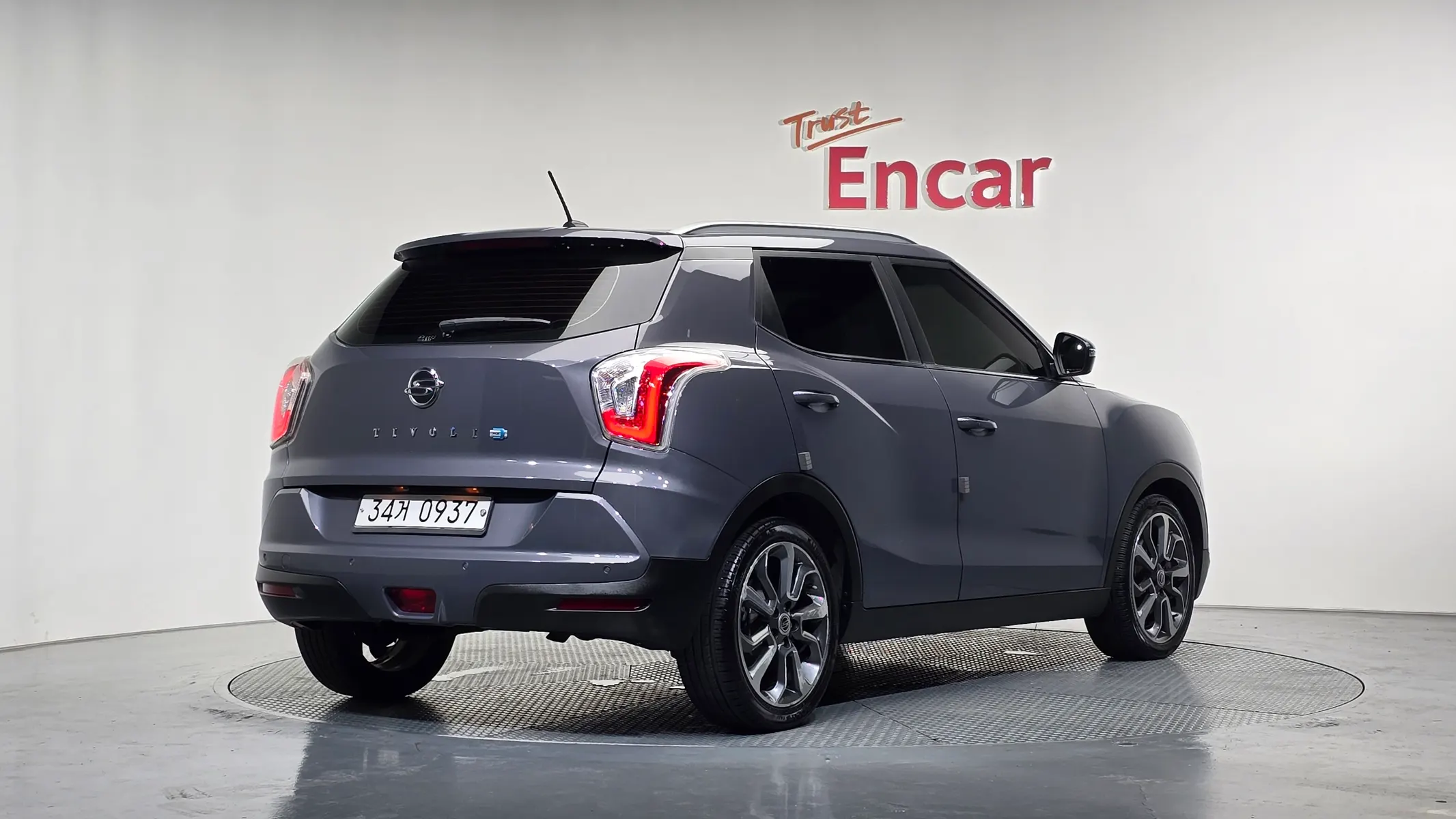 KG Mobility Tivoli LX 2WD 2015 2/36