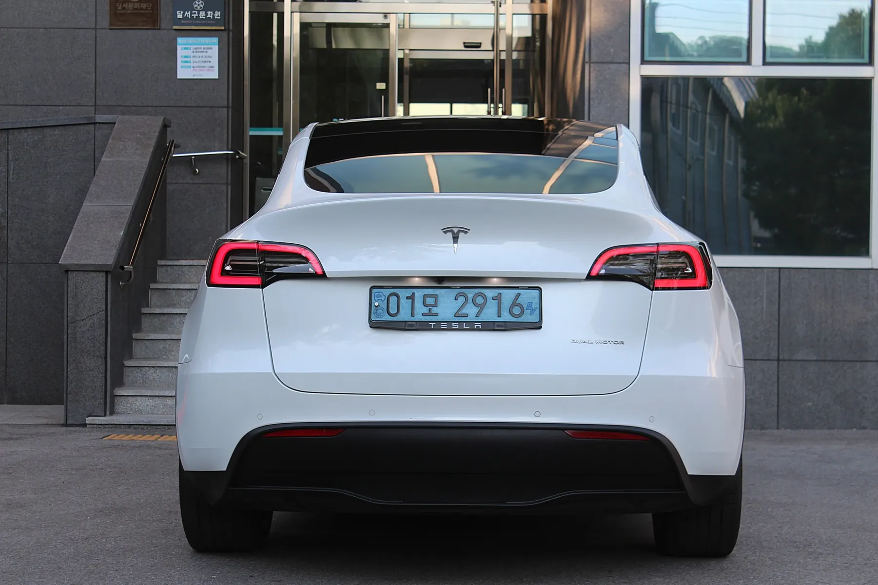 Tesla Y AWD 2021 3/5