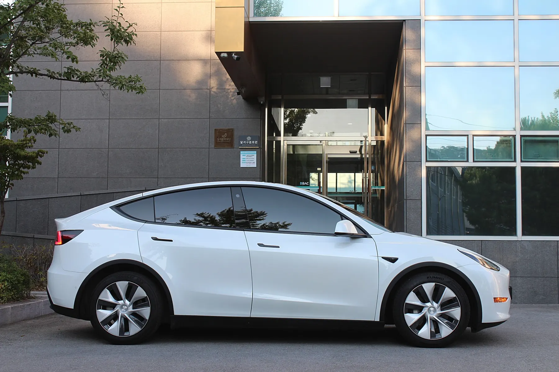 Tesla Y AWD 2021 2/5
