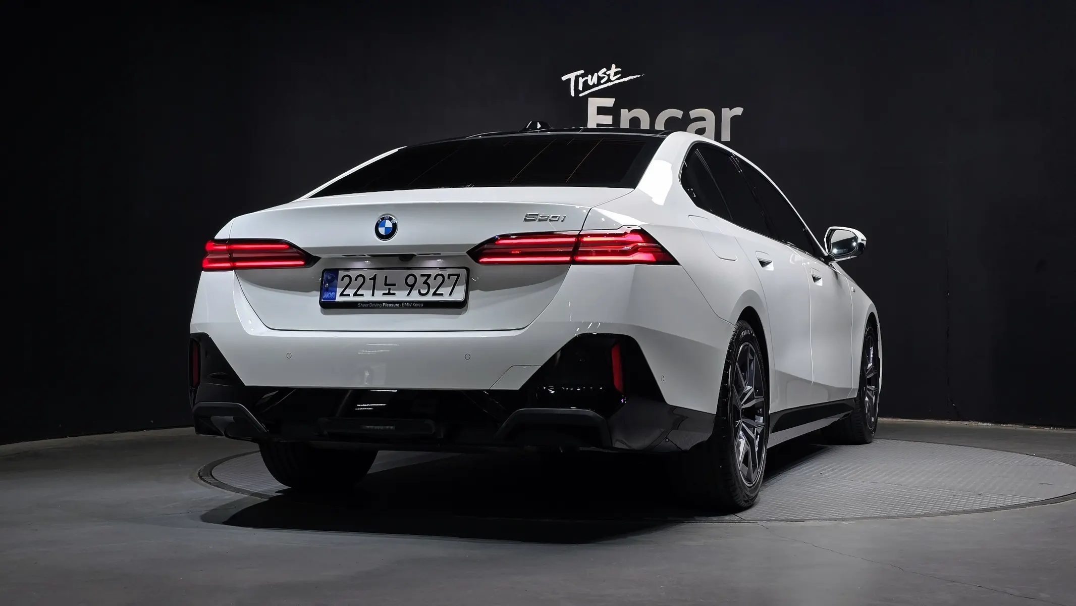 BMW 5 Series (G60) 520i M 2024 2/31
