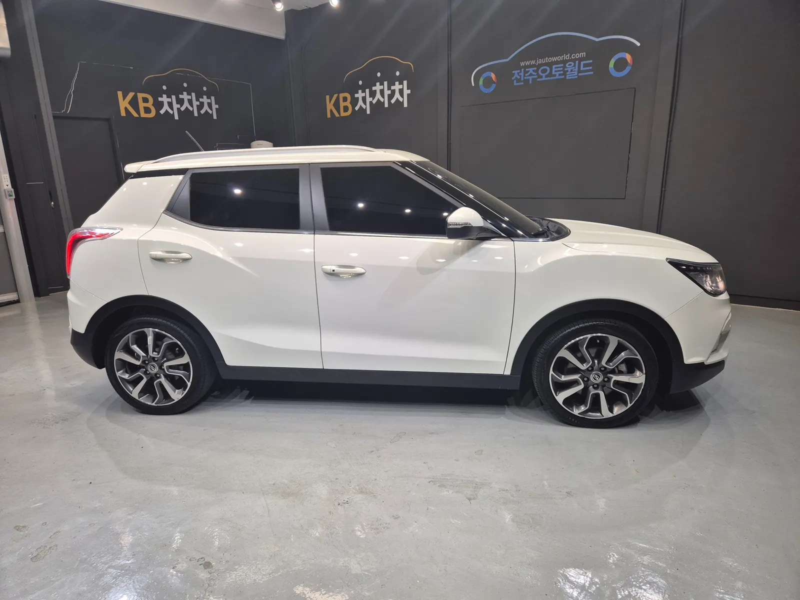 KG Mobility Tivoli LX 2WD 2015 2/5