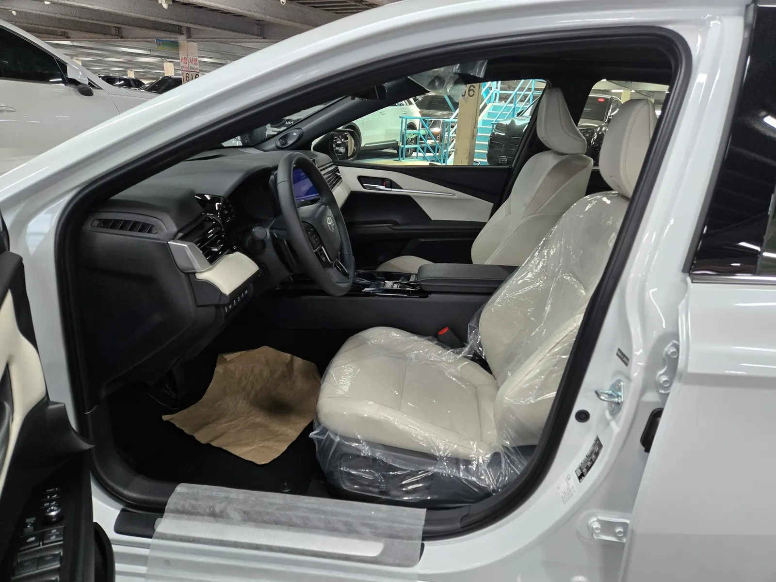 Toyota (XV80) 2.5 XLE 2026 4/5