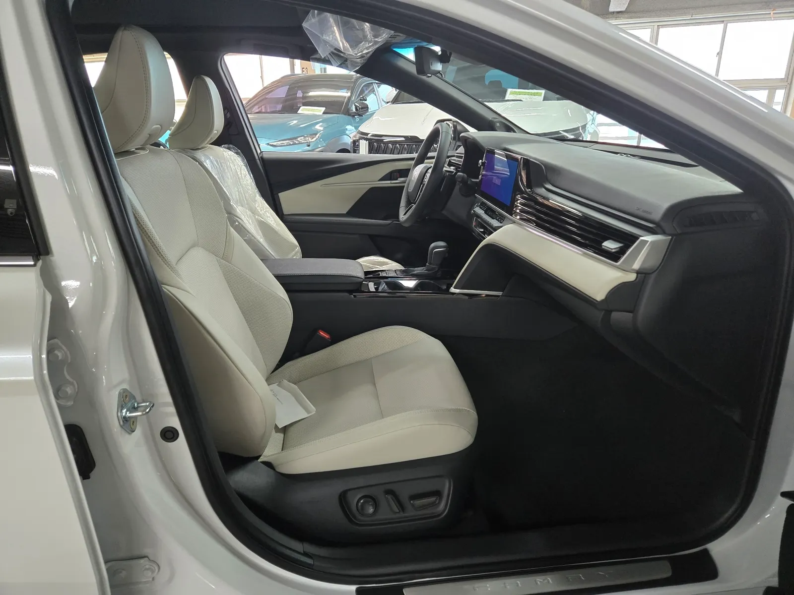 Toyota (XV80) 2.5 XLE 2026 2/5