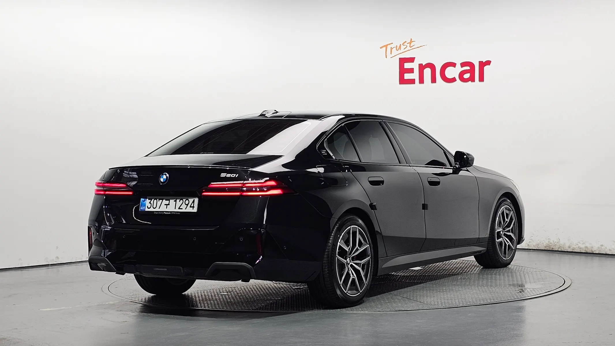 BMW 5 Series (G60) 520i 2025 2/35