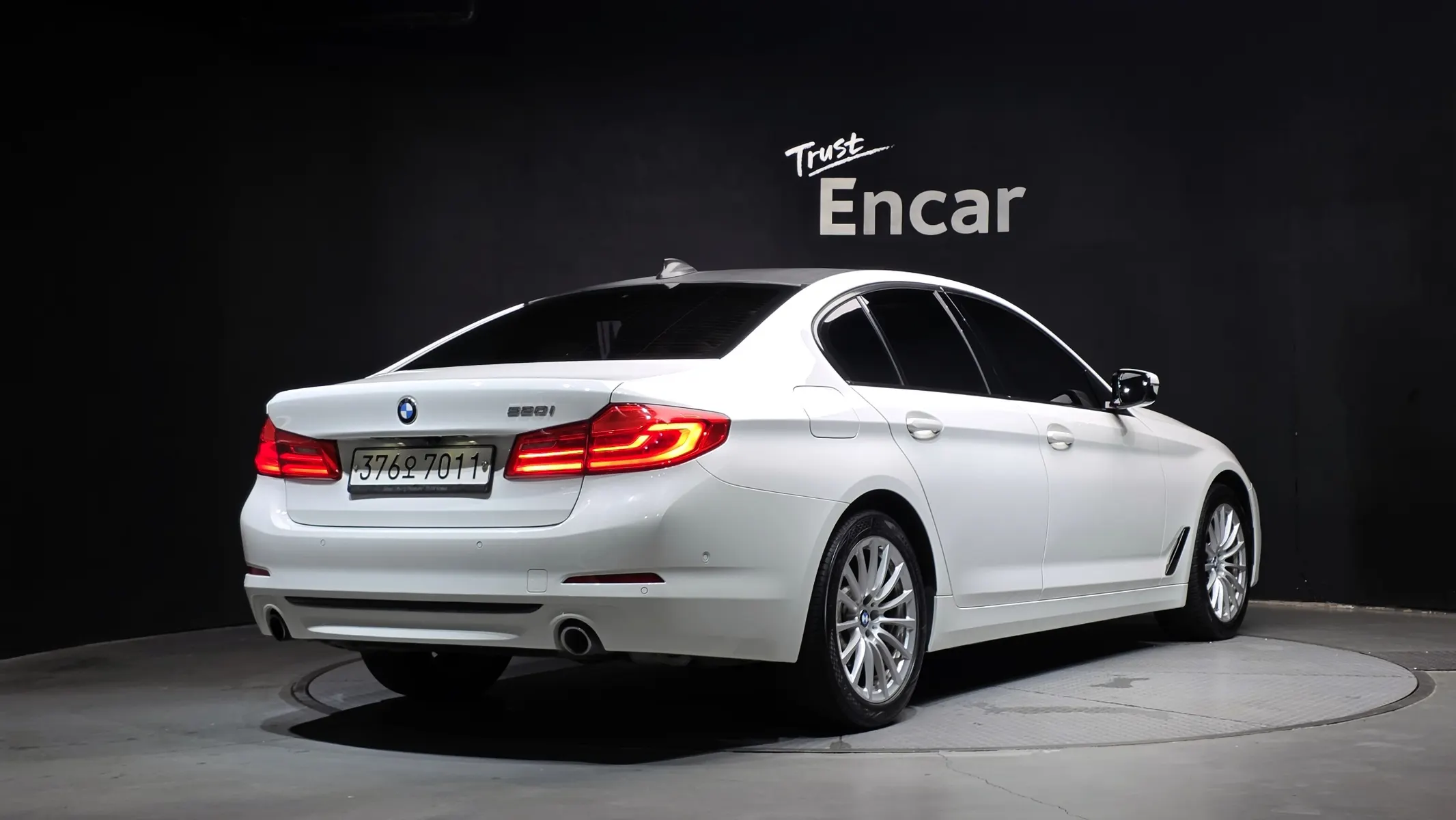 BMW 5 Series (G30) 520i 2020 2/32