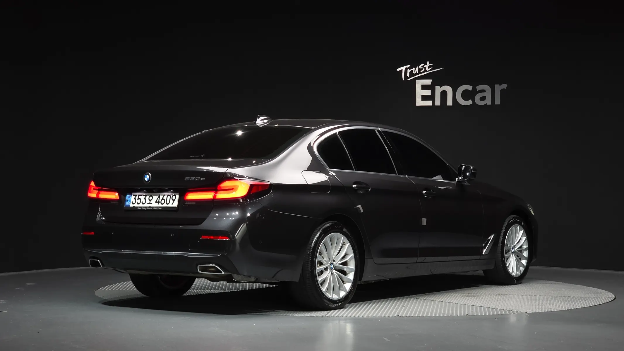 BMW 5 Series (G30) 530e 2020 2/33