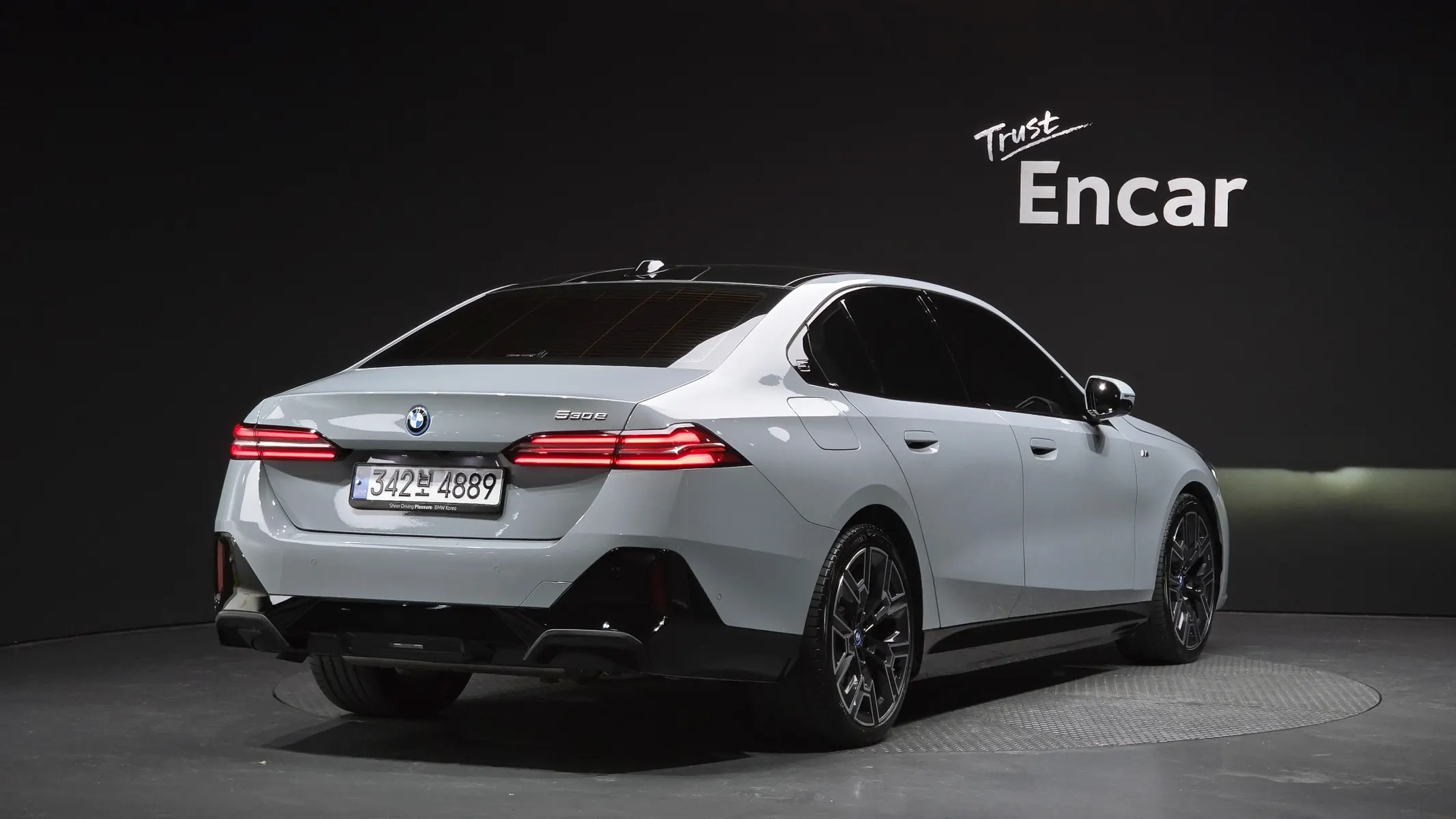 BMW 5 Series (G60) 530e M 2024 2/21