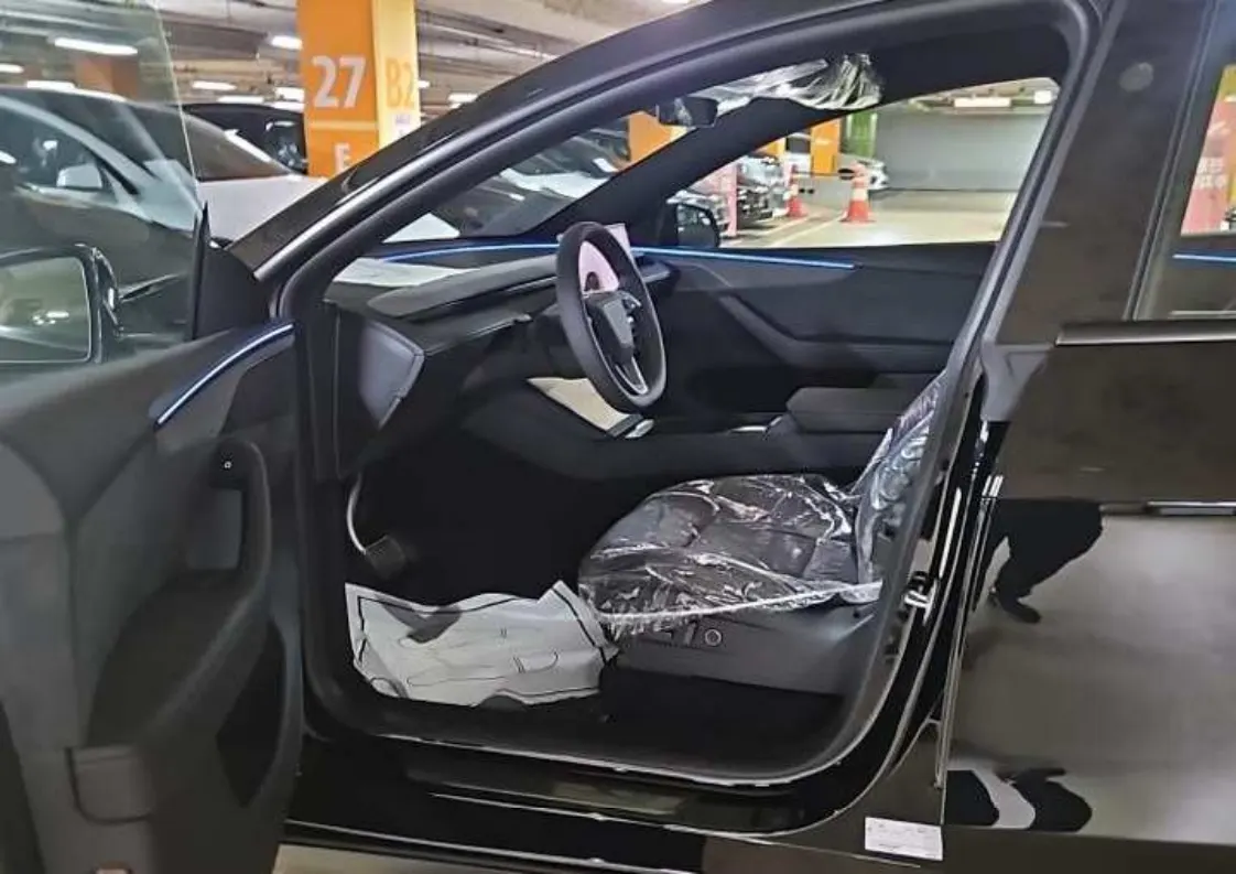 Tesla Y L AWD 2026 3/5