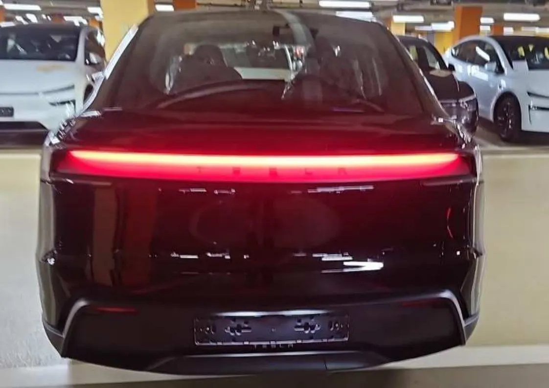 Tesla Y L AWD 2026 2/5