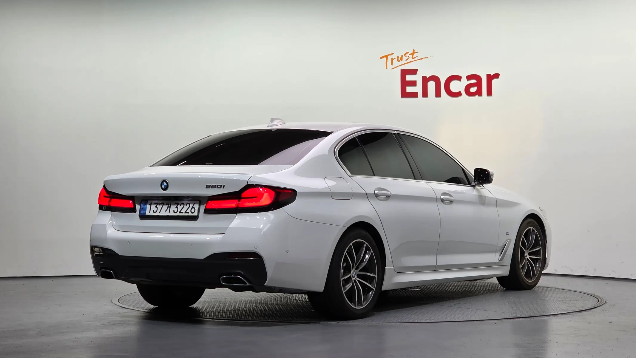 BMW 5 Series (G30) 520i M 2022 2/35