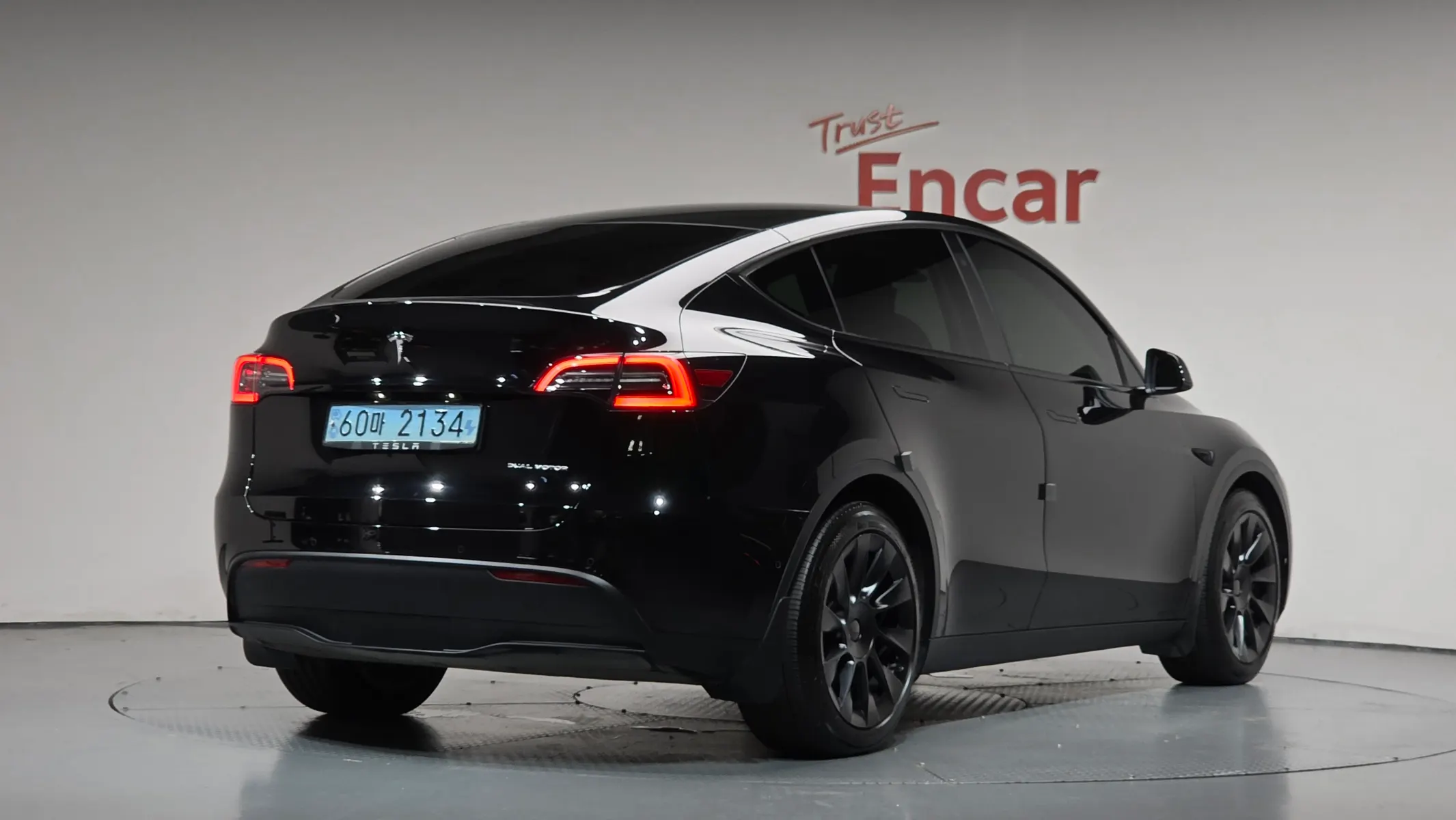 Tesla Y AWD 2021 2/36