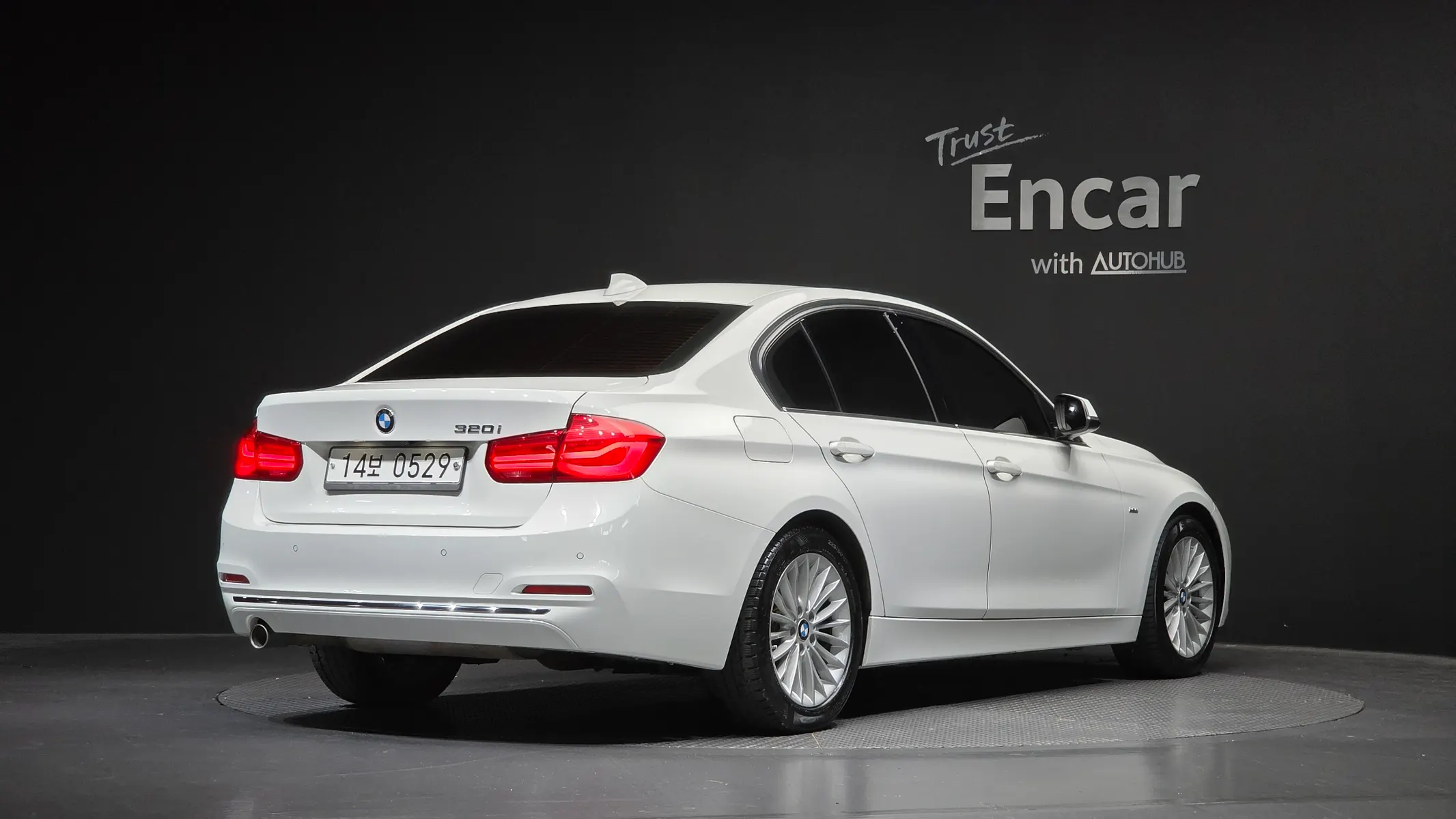 BMW 3 Series (F30) 320i 2016 2/21