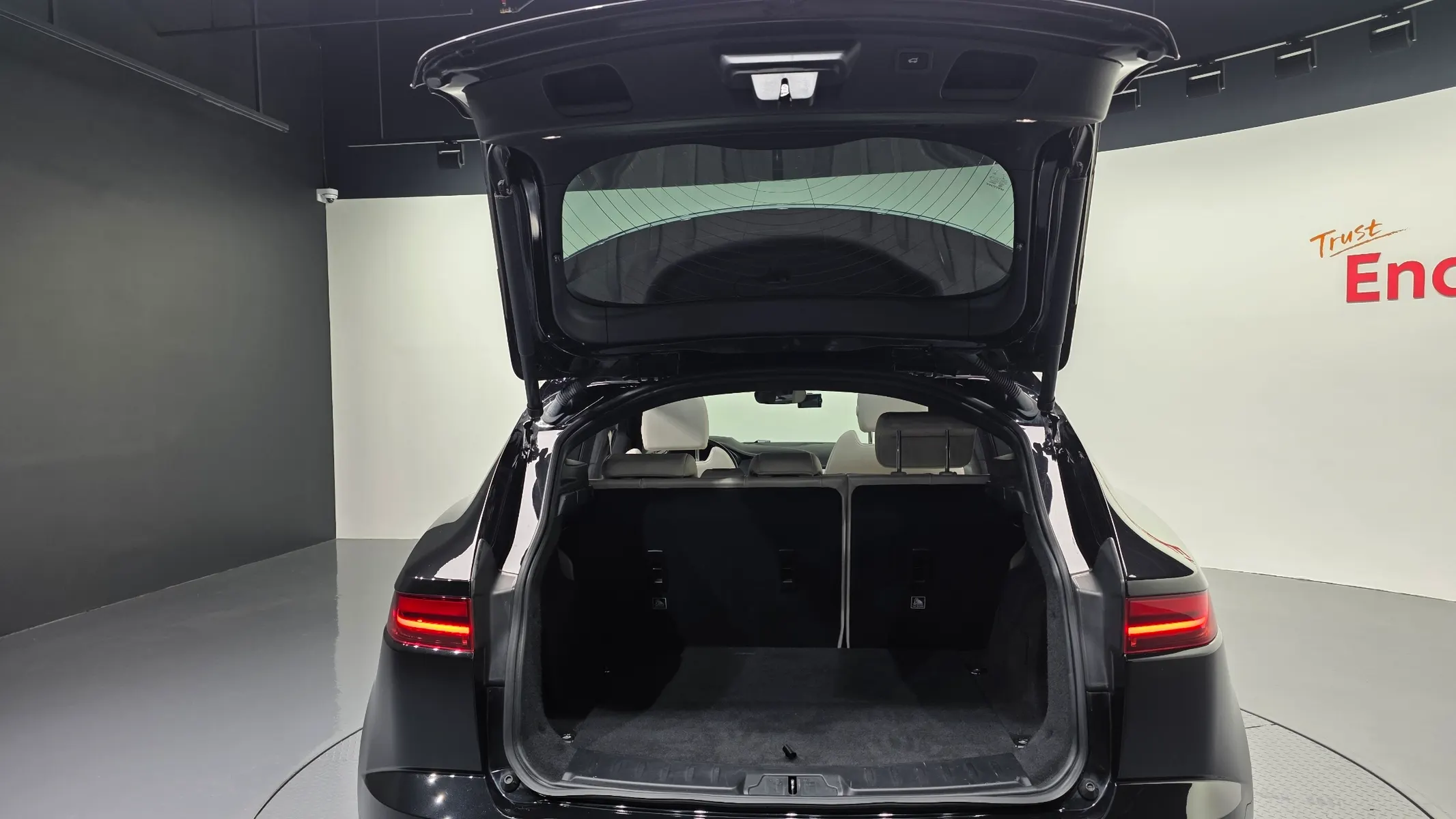 Jaguar E-PACE P250 R- SE 2018 33/34