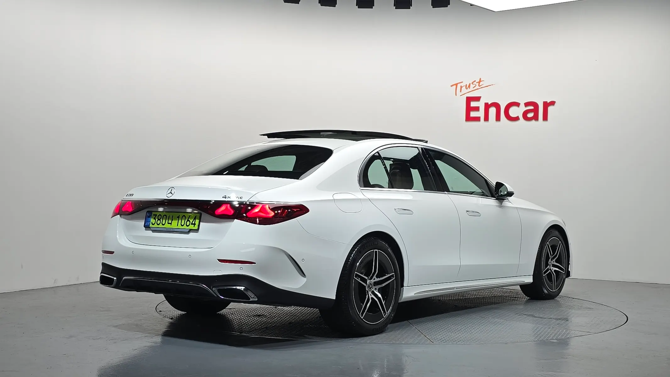 Mercedes-Benz E-Class W214 E300 4MATIC AMG Line 2026 2/35
