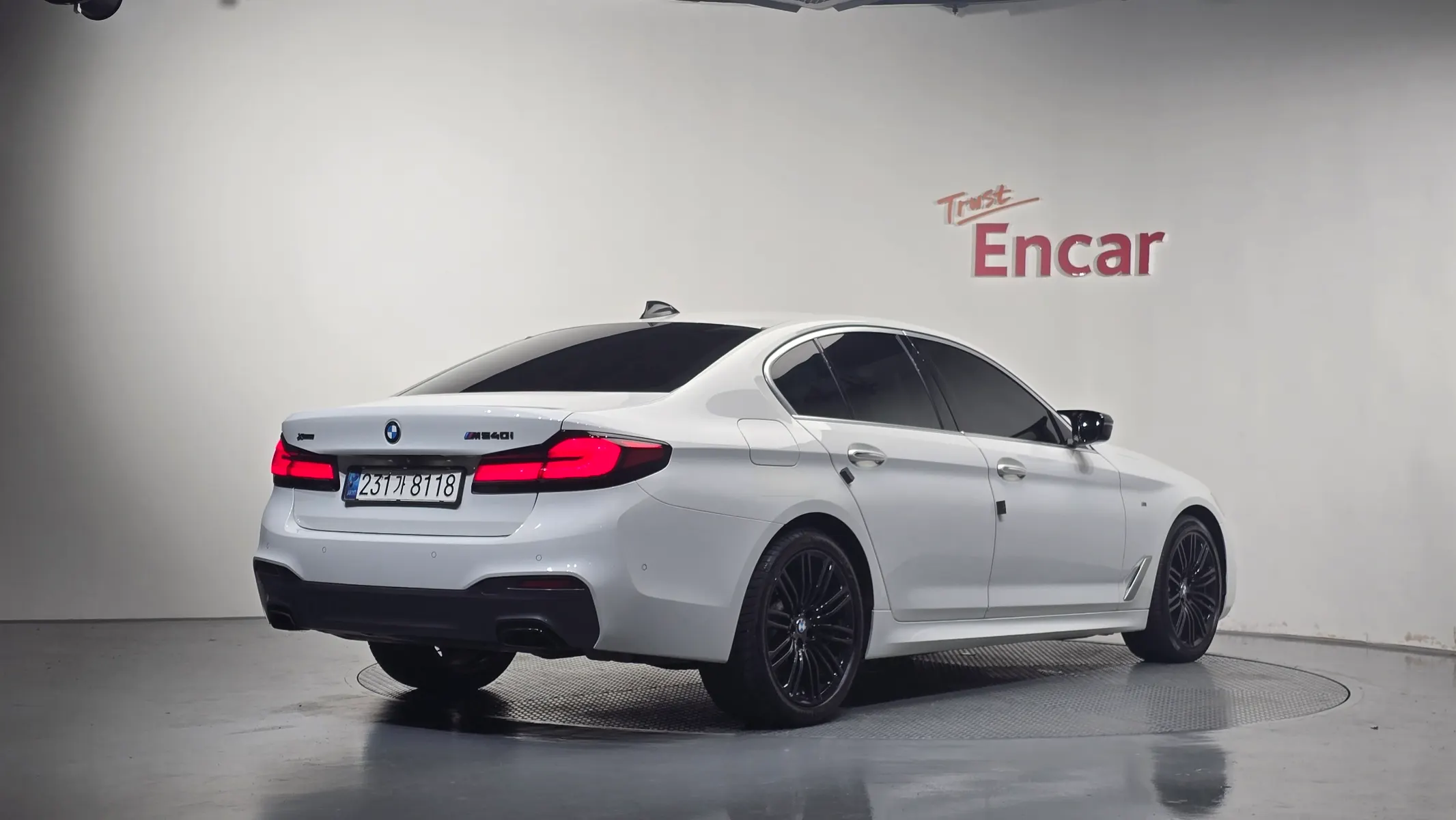BMW 5 Series (G30) 540i xDrive M 2018 2/36