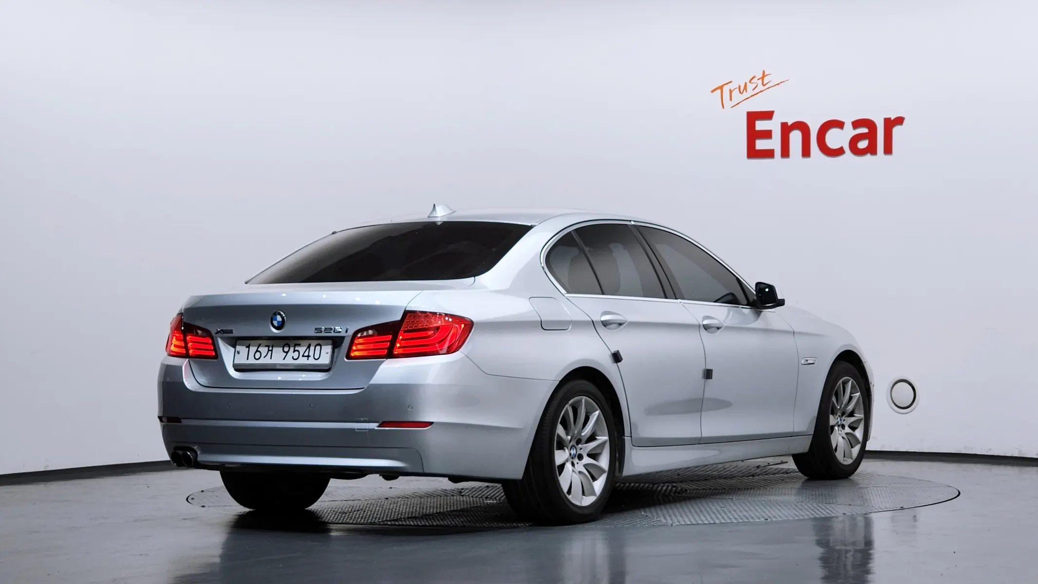 BMW 5 Series (F10) 528i xDrive 2013 2/21