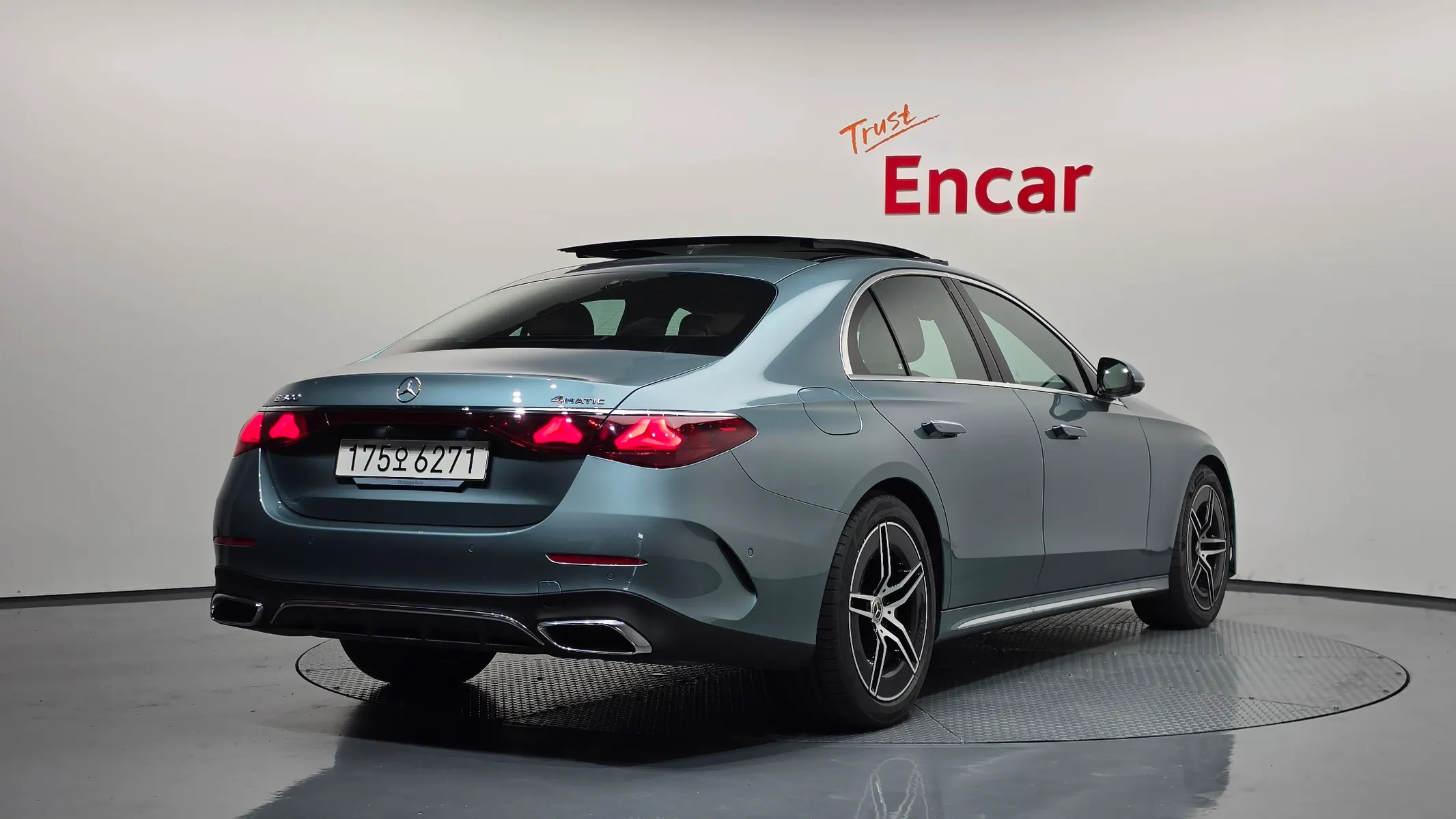 Mercedes-Benz E-Class W214 E300 4MATIC AMG Line 2025 2/32