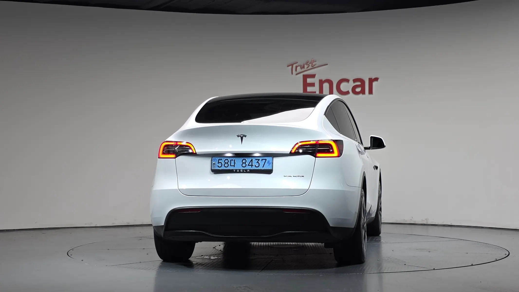 Tesla Y AWD 2024 3/5