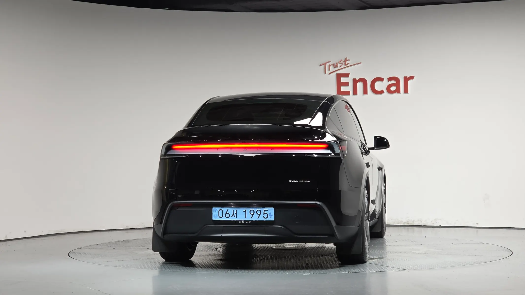 Tesla Y AWD 2026 3/5