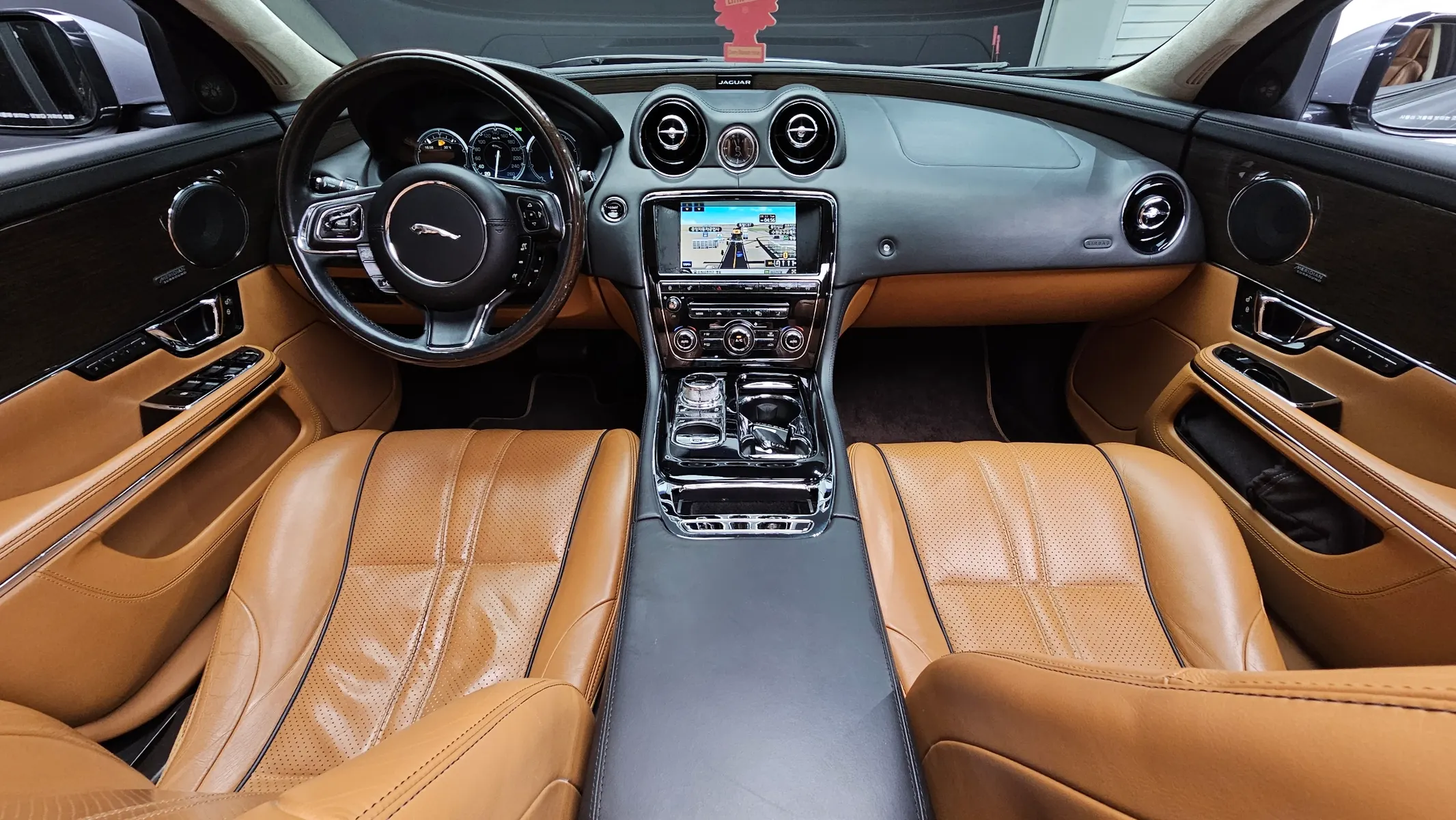 Jaguar All New XJ 3.0 SC AWD LWB 2015 4/5