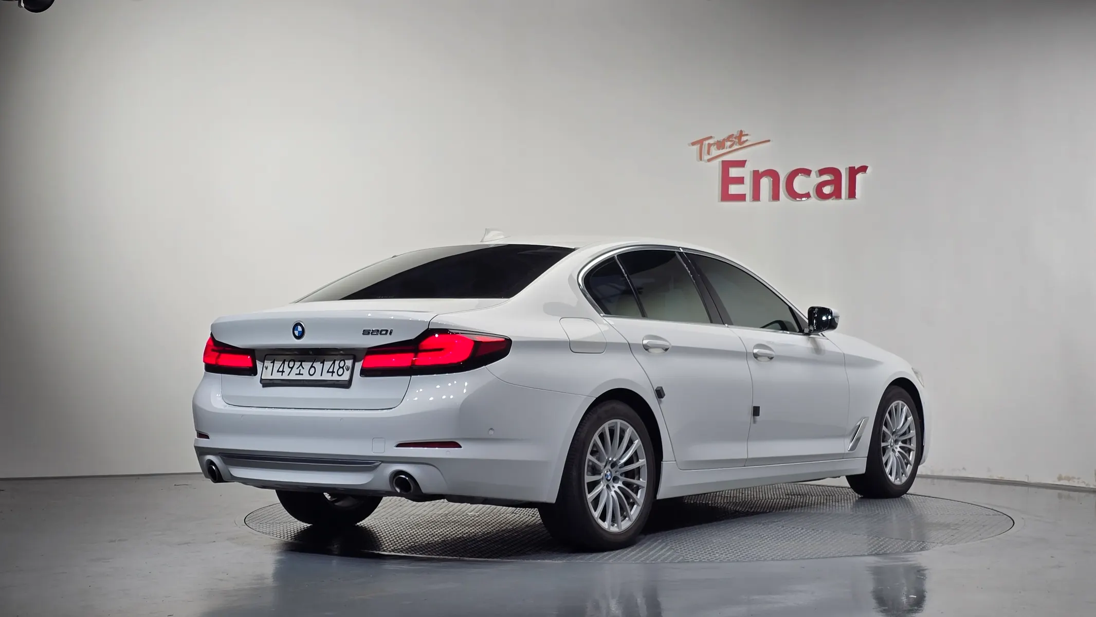 BMW 5 Series (G30) 520i 2019 2/36