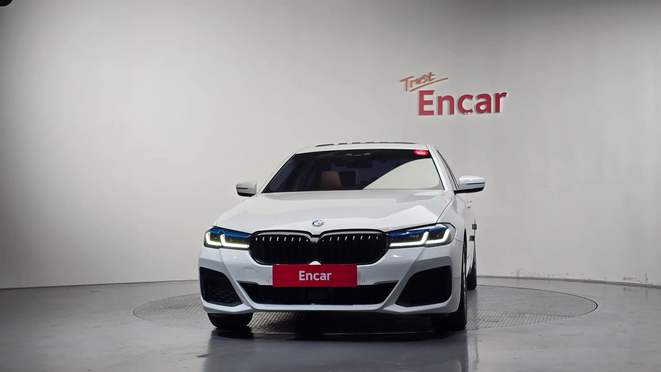BMW 5 Series (G30) 520i 2019 3/36