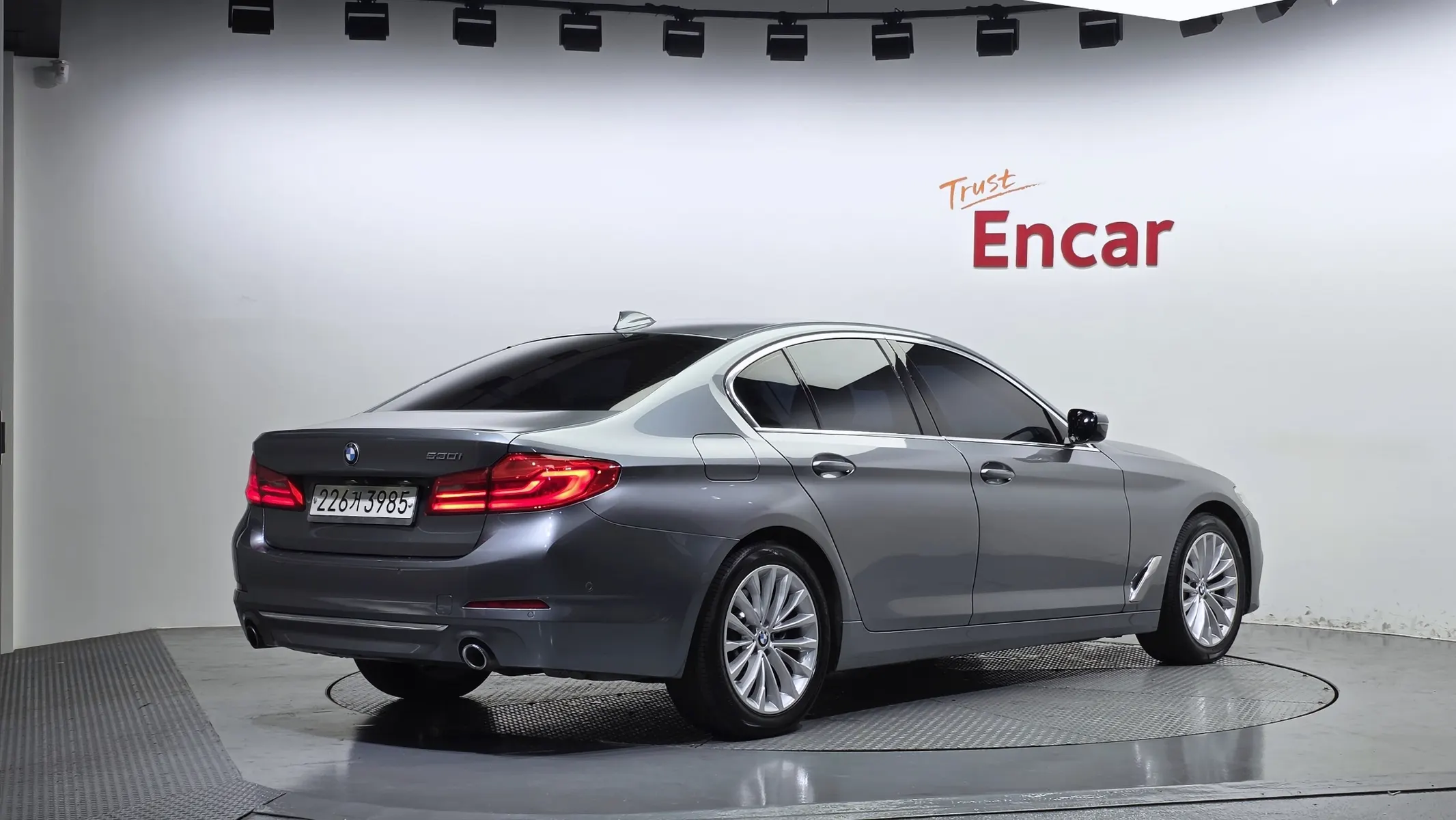 BMW 5 Series (G30) 530i 2019 2/38