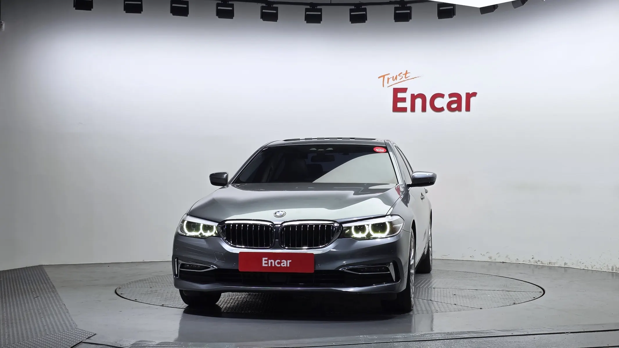 BMW 5 Series (G30) 530i 2019 3/38