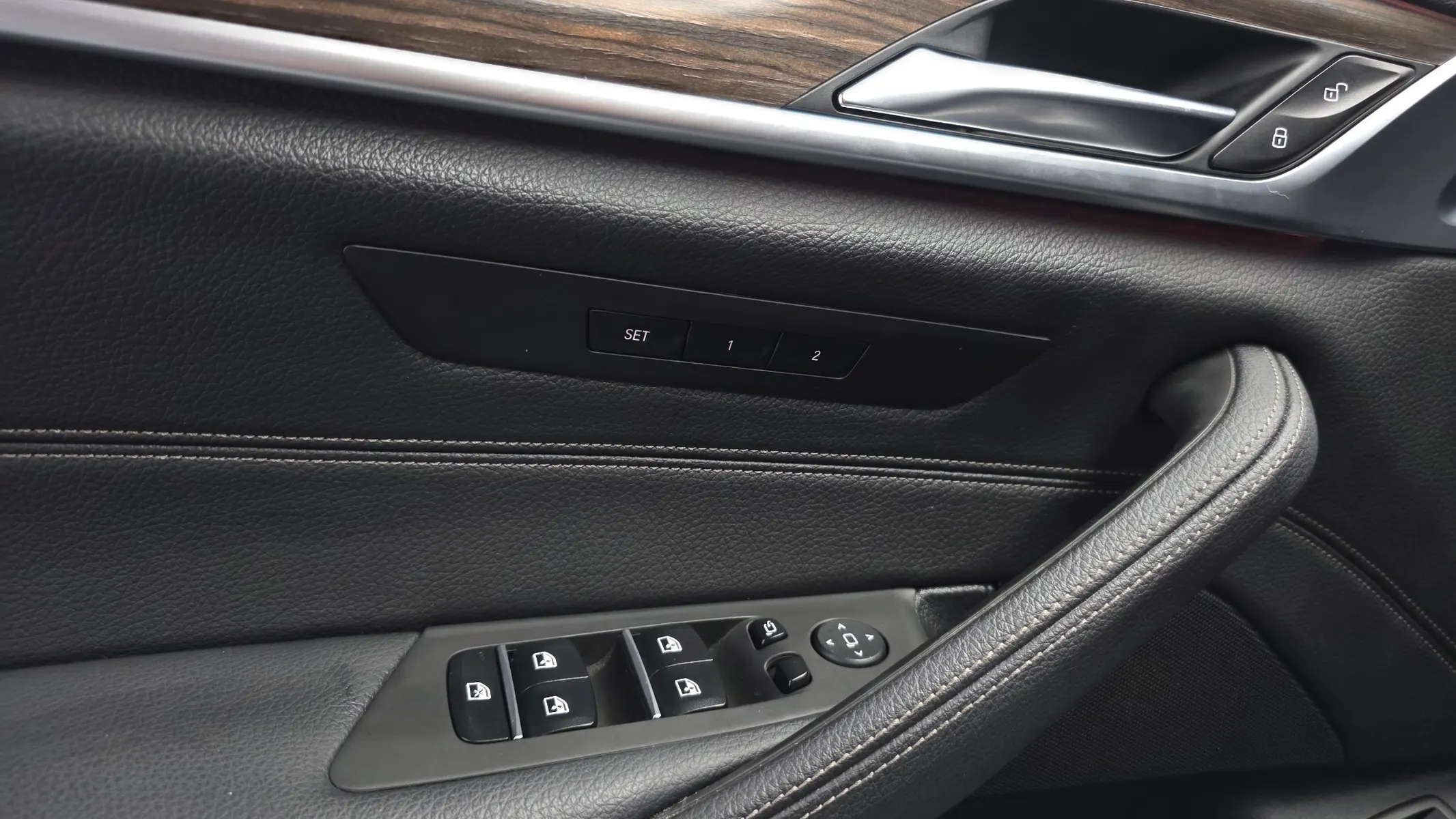 BMW 5 Series (G30) 530i 2019 37/38