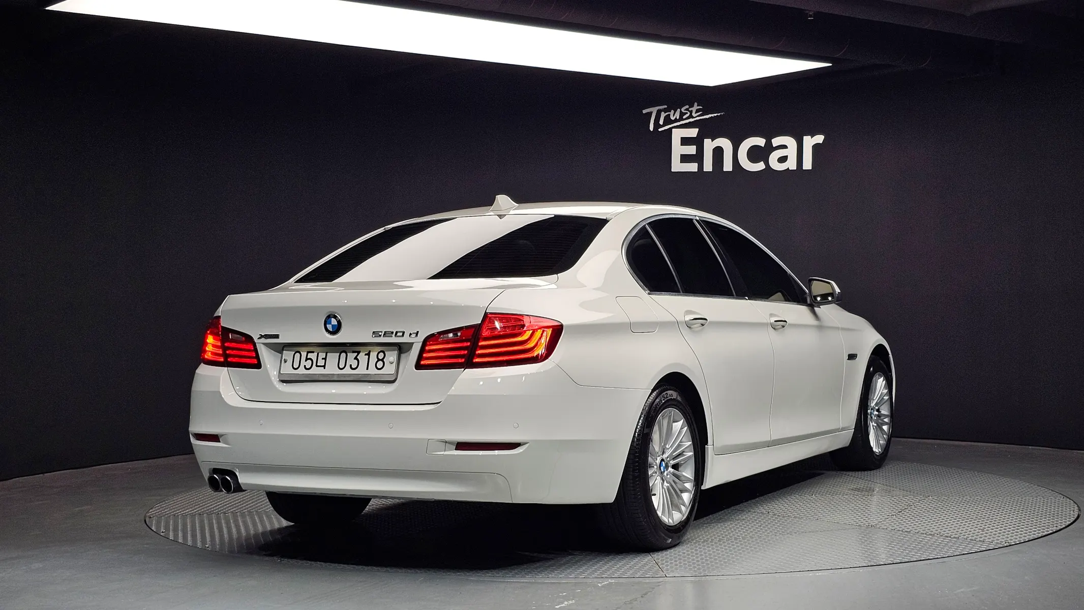 BMW 5 Series (F10) 520d xDrive 2013 2/21