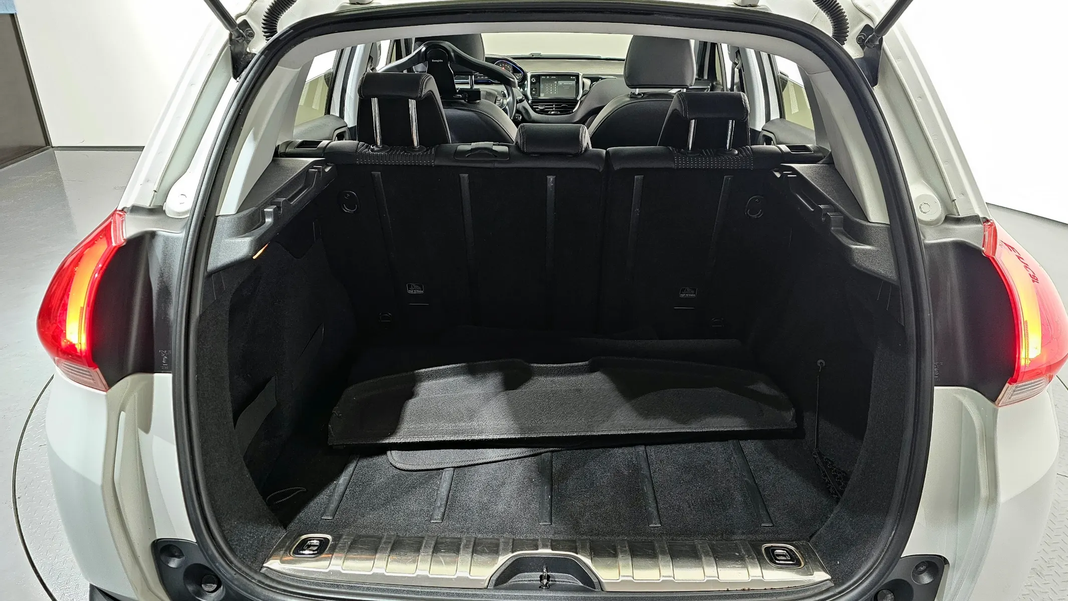 Peugeot 2008 1.6 e-HDi S 2015 20/21