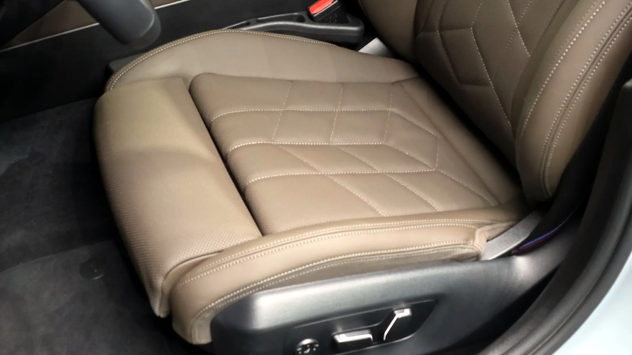 BMW 5 Series (G60) 520i 2025 32/33