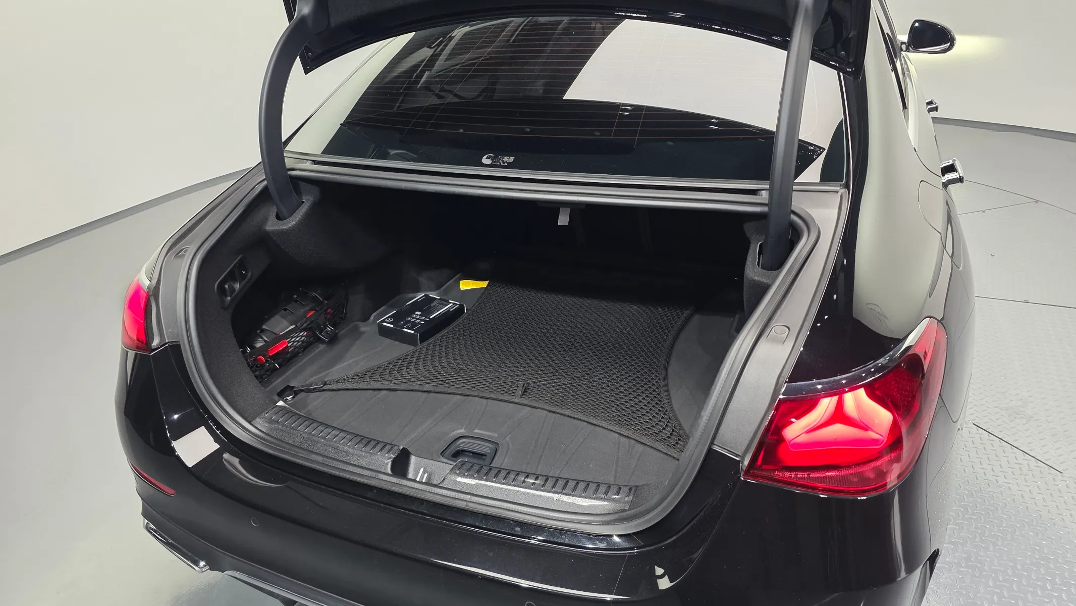 Mercedes-Benz E-Class W214 E300 4MATIC AMG Line 2024 32/33