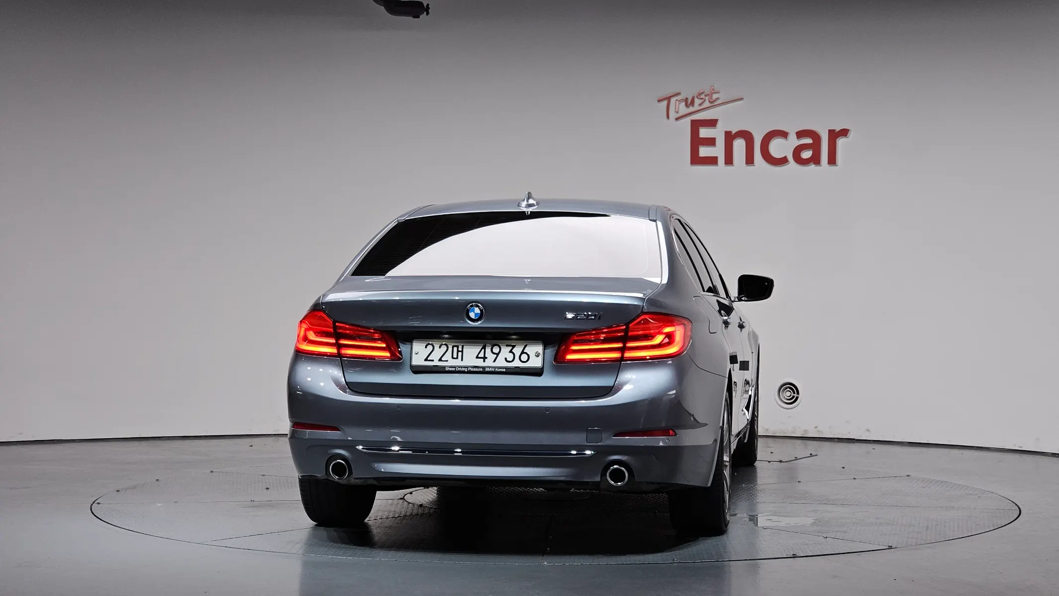BMW 5 Series (G30) 520i 2018 3/35