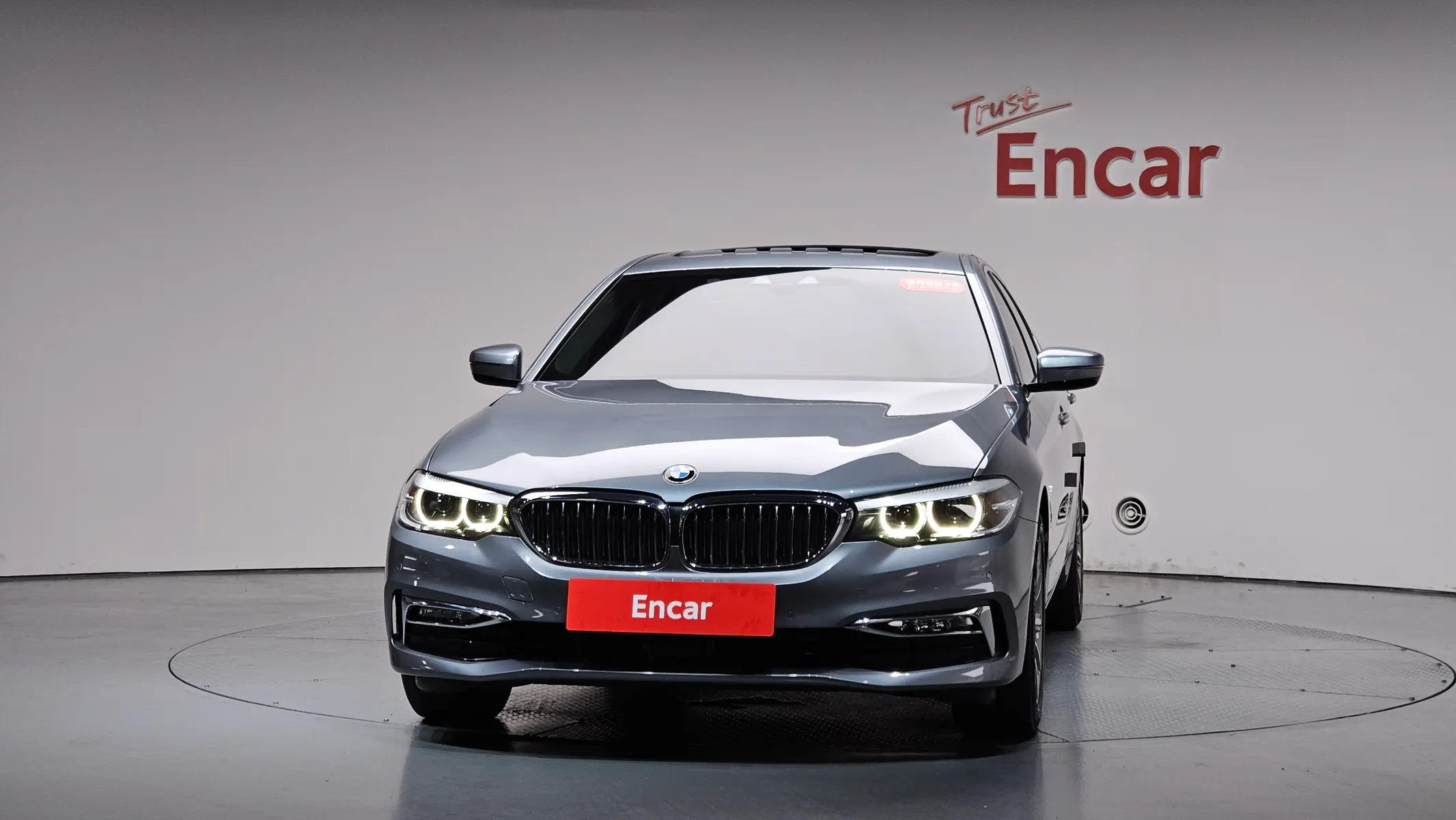 BMW 5 Series (G30) 520i 2018 2/35