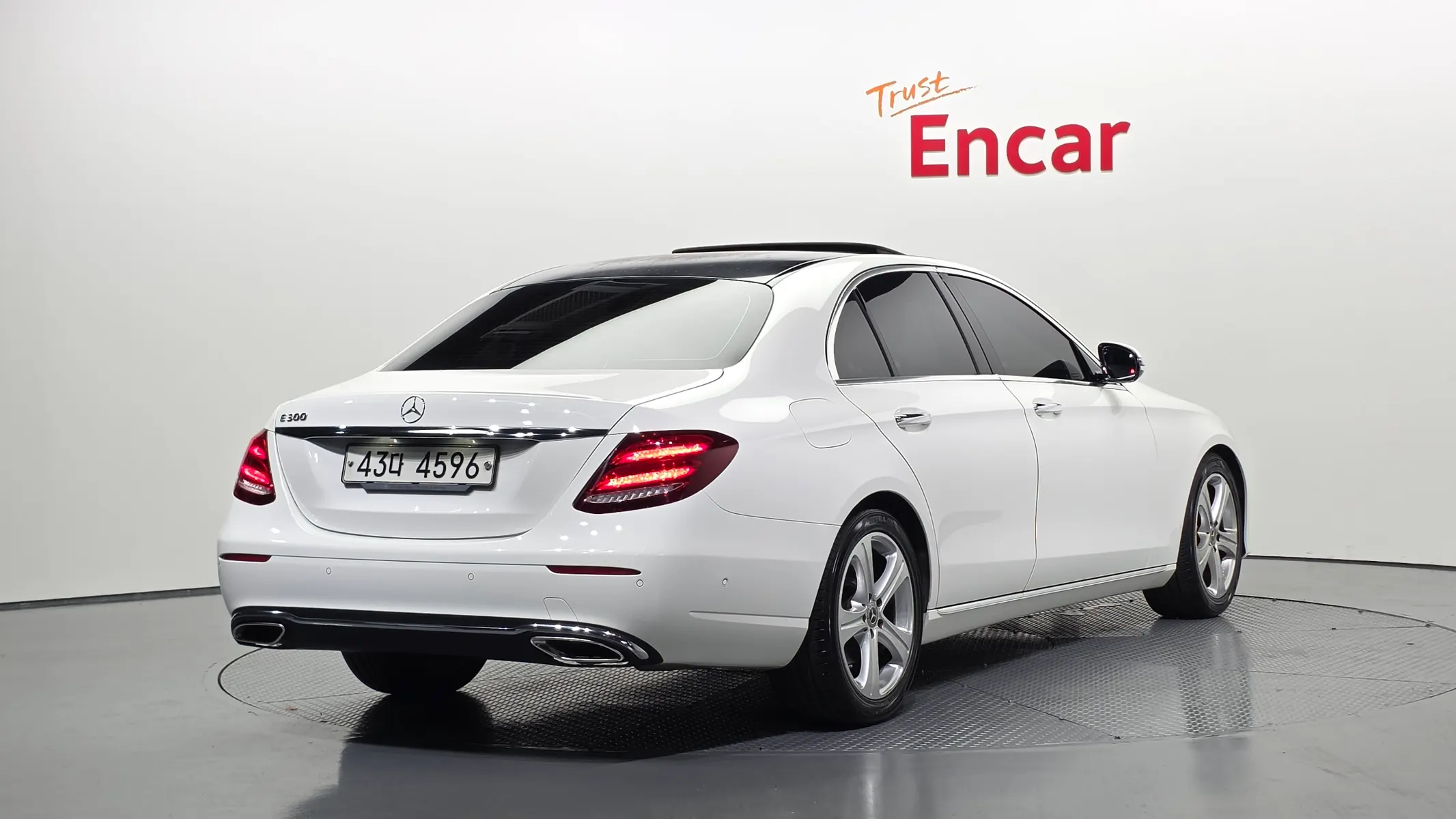 Mercedes-Benz E-Class W213 E200 2018 2/32