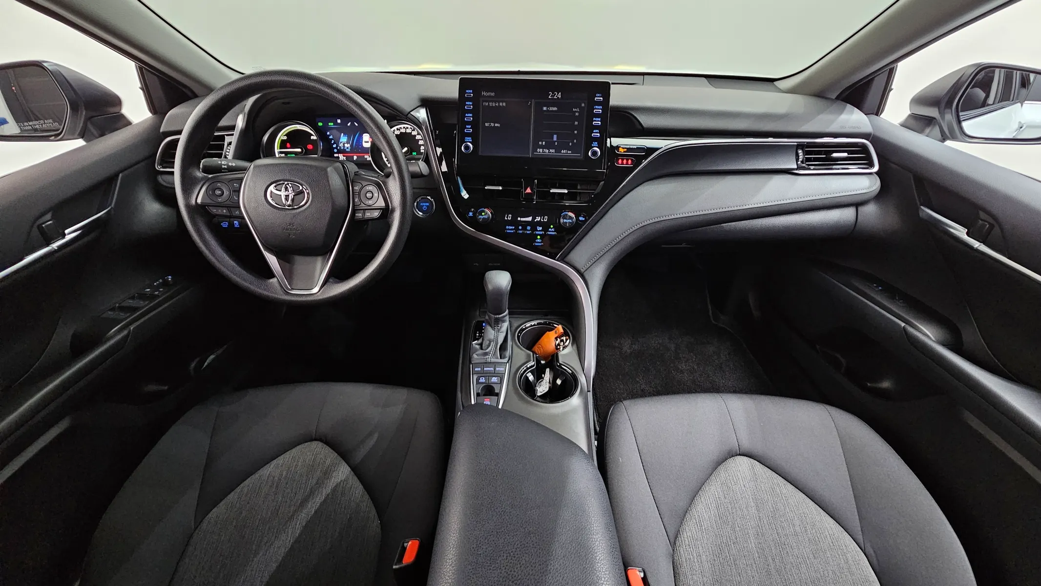 Toyota (XV70) 2.5 LE 2023 4/5