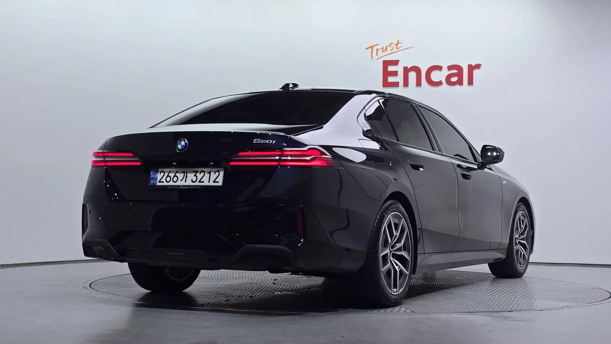 BMW 5 Series (G60) 520i M 2023 2/31