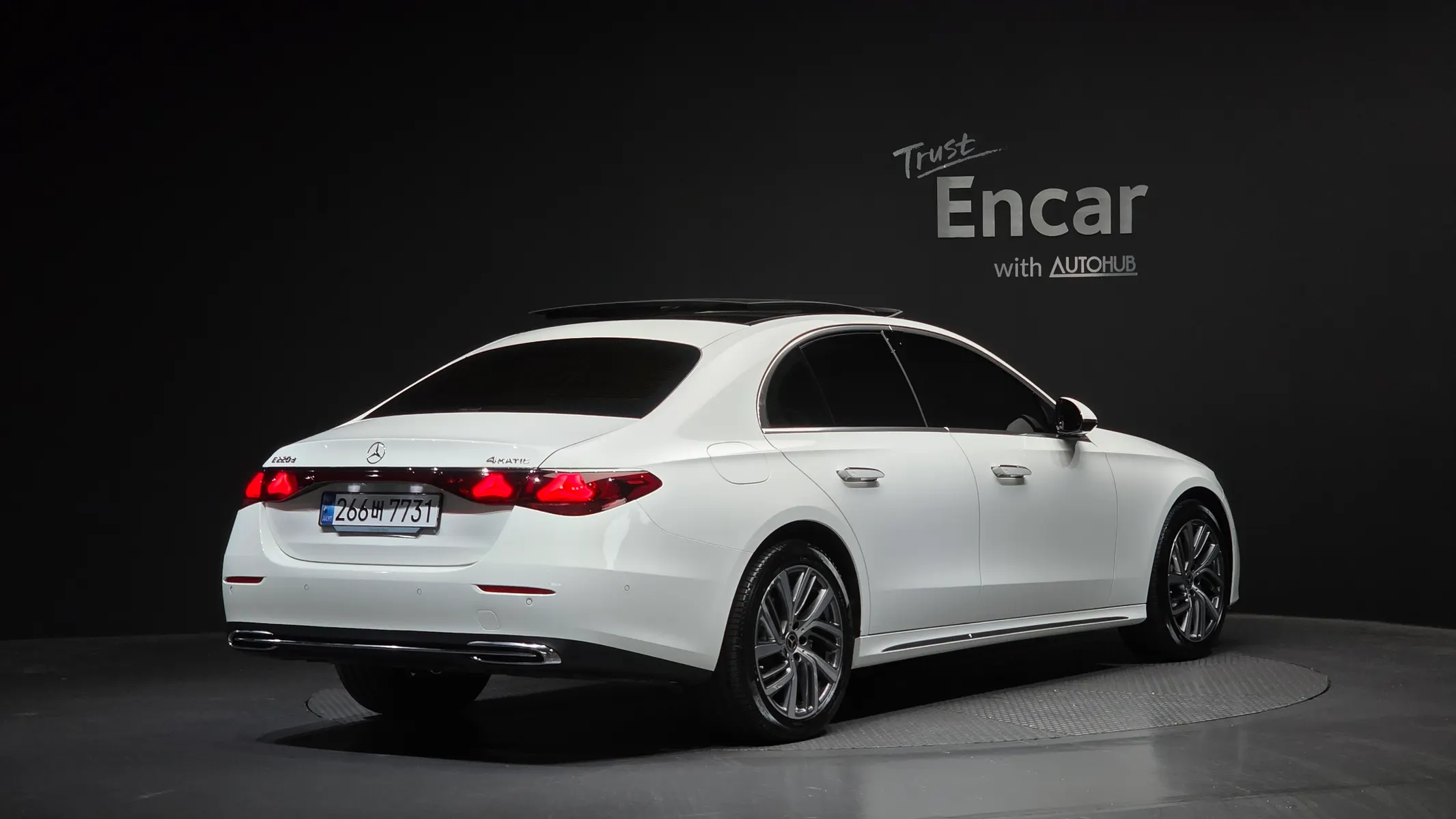 Mercedes-Benz E-Class W214 E220d 4MATIC 2024 2/33