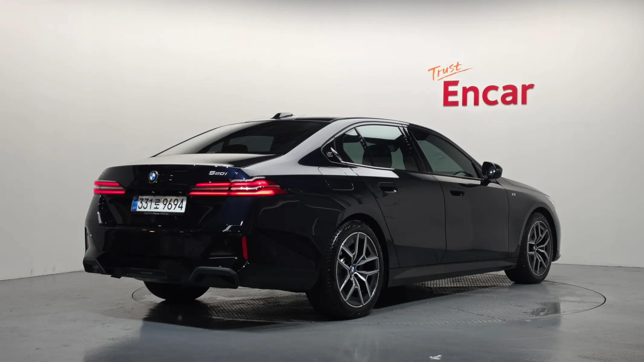 BMW 5 Series (G60) 520i M 2025 2/33