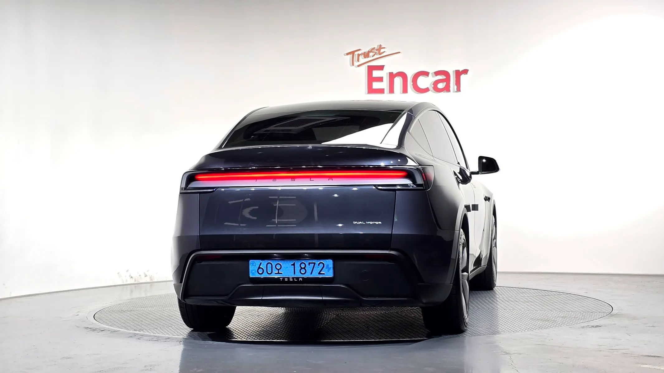 Tesla Y AWD 2025 3/5