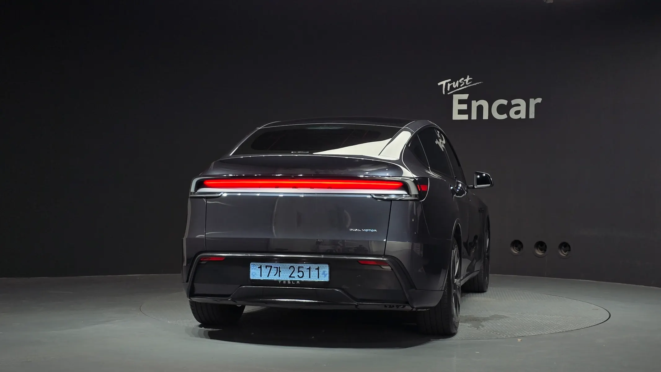 Tesla Y AWD 2025 3/5