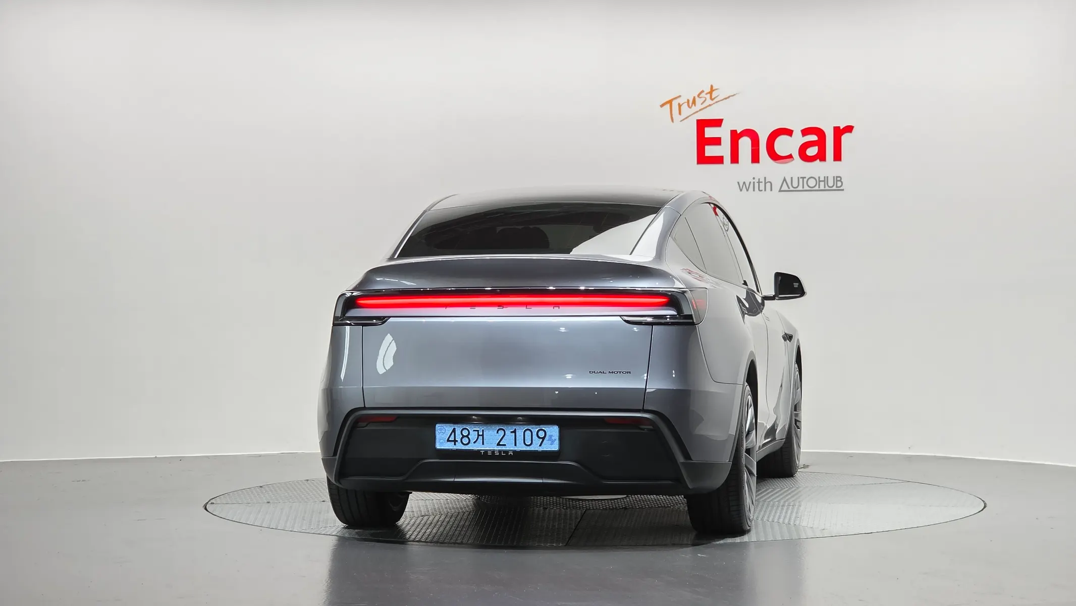 Tesla Y AWD 2026 3/5