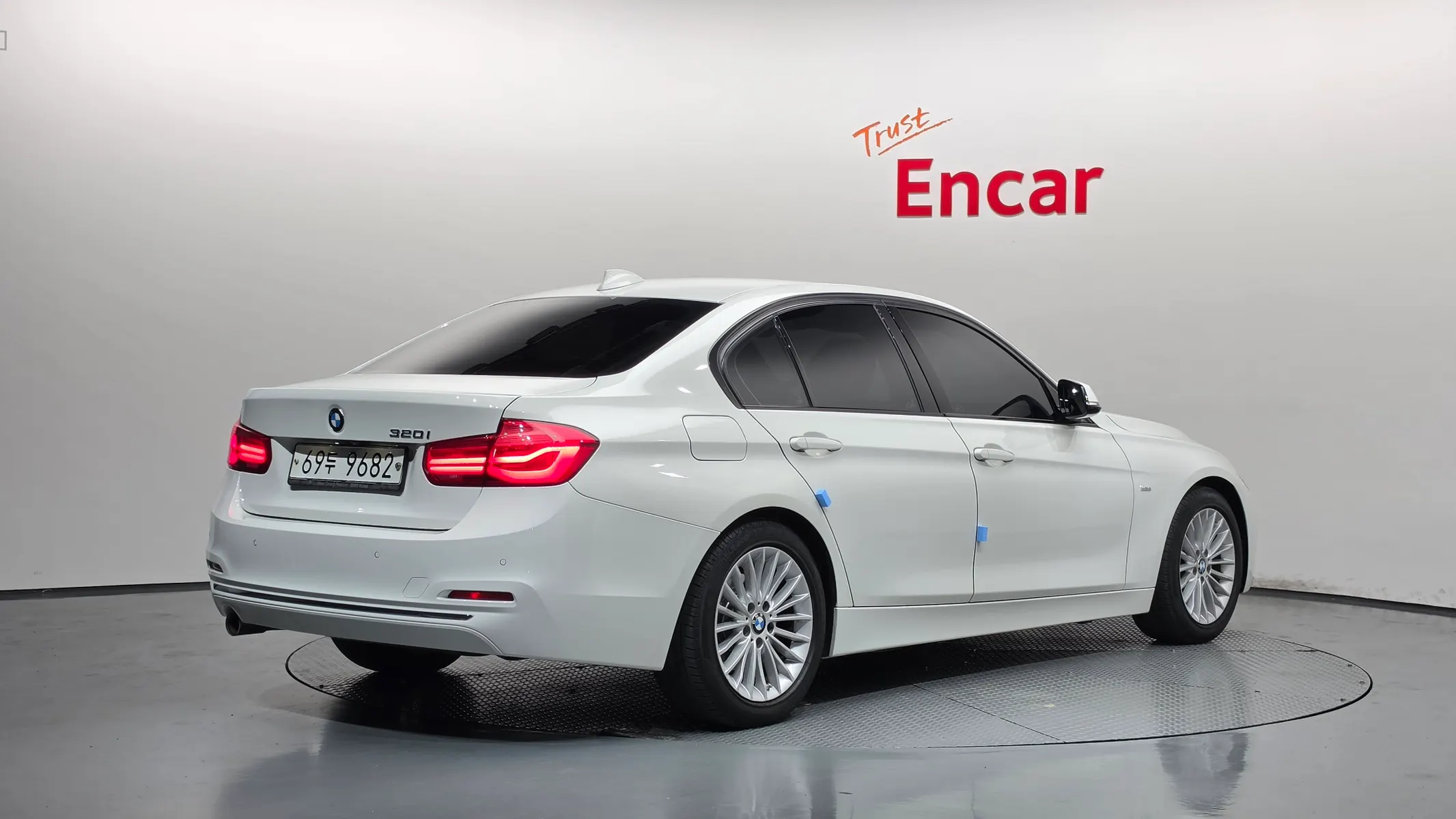 BMW 3 Series (F30) 320i 2018 2/34