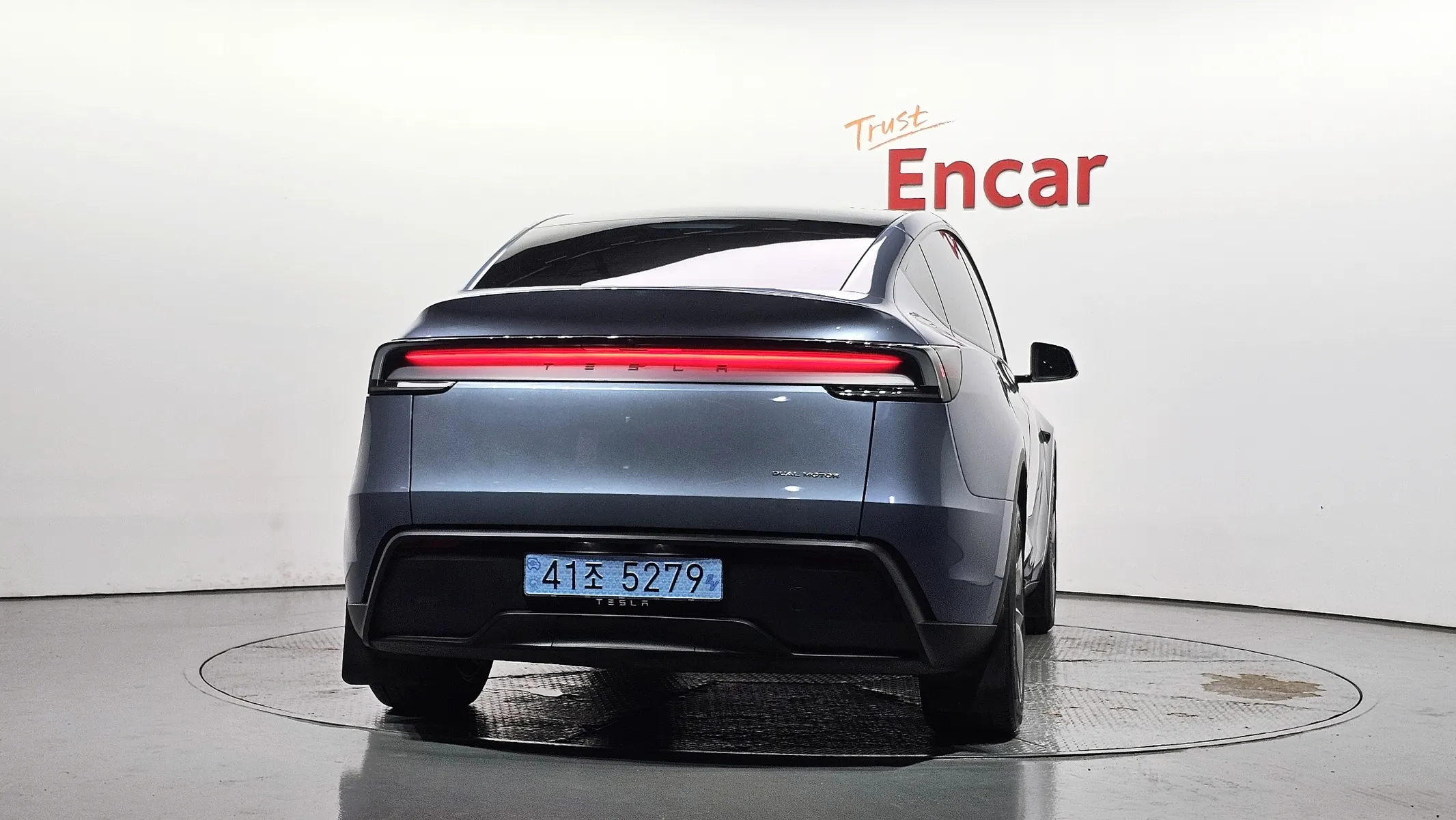Tesla Y AWD 2025 3/5
