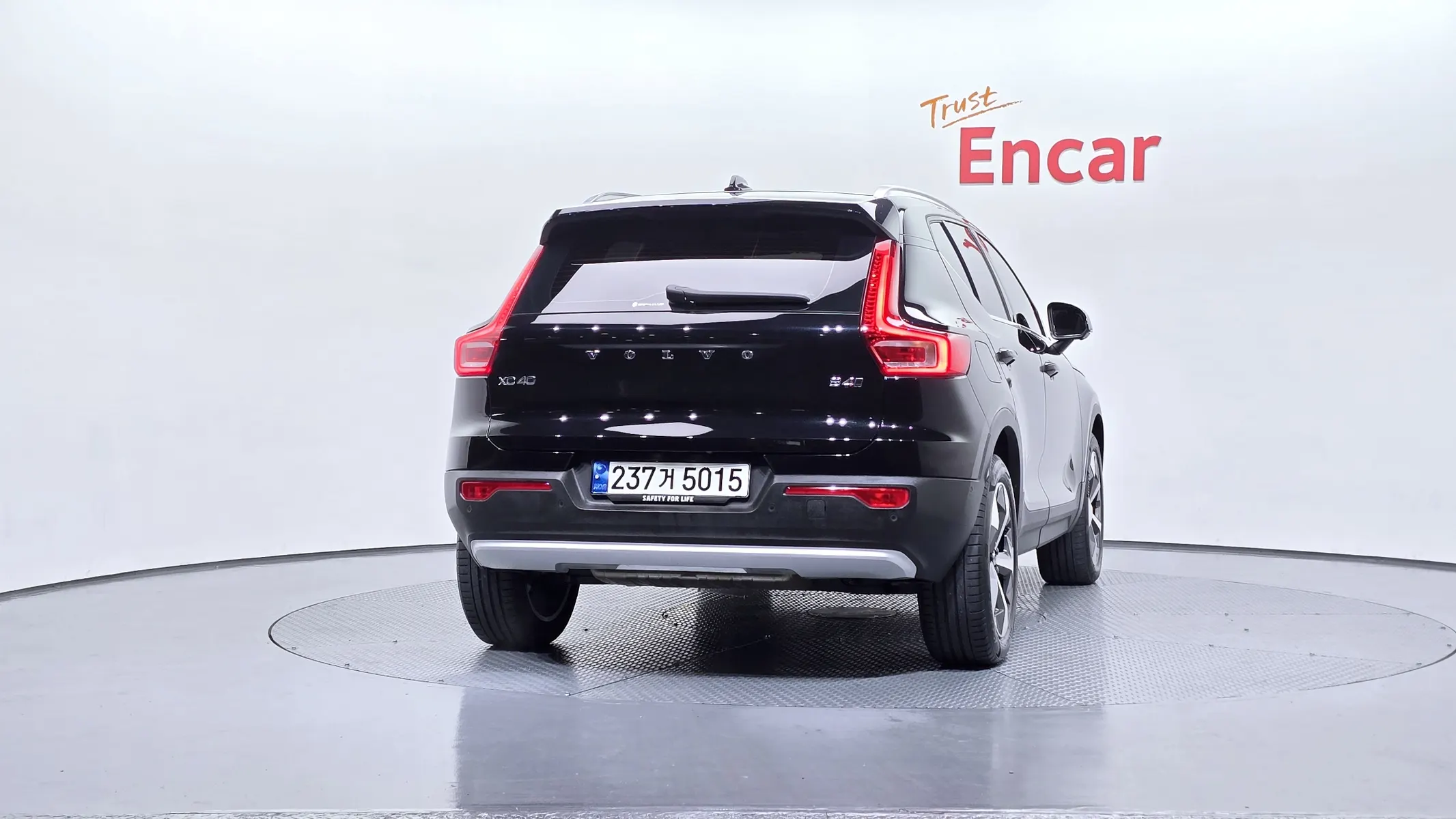 Volvo XC40 B4 2023 3/5