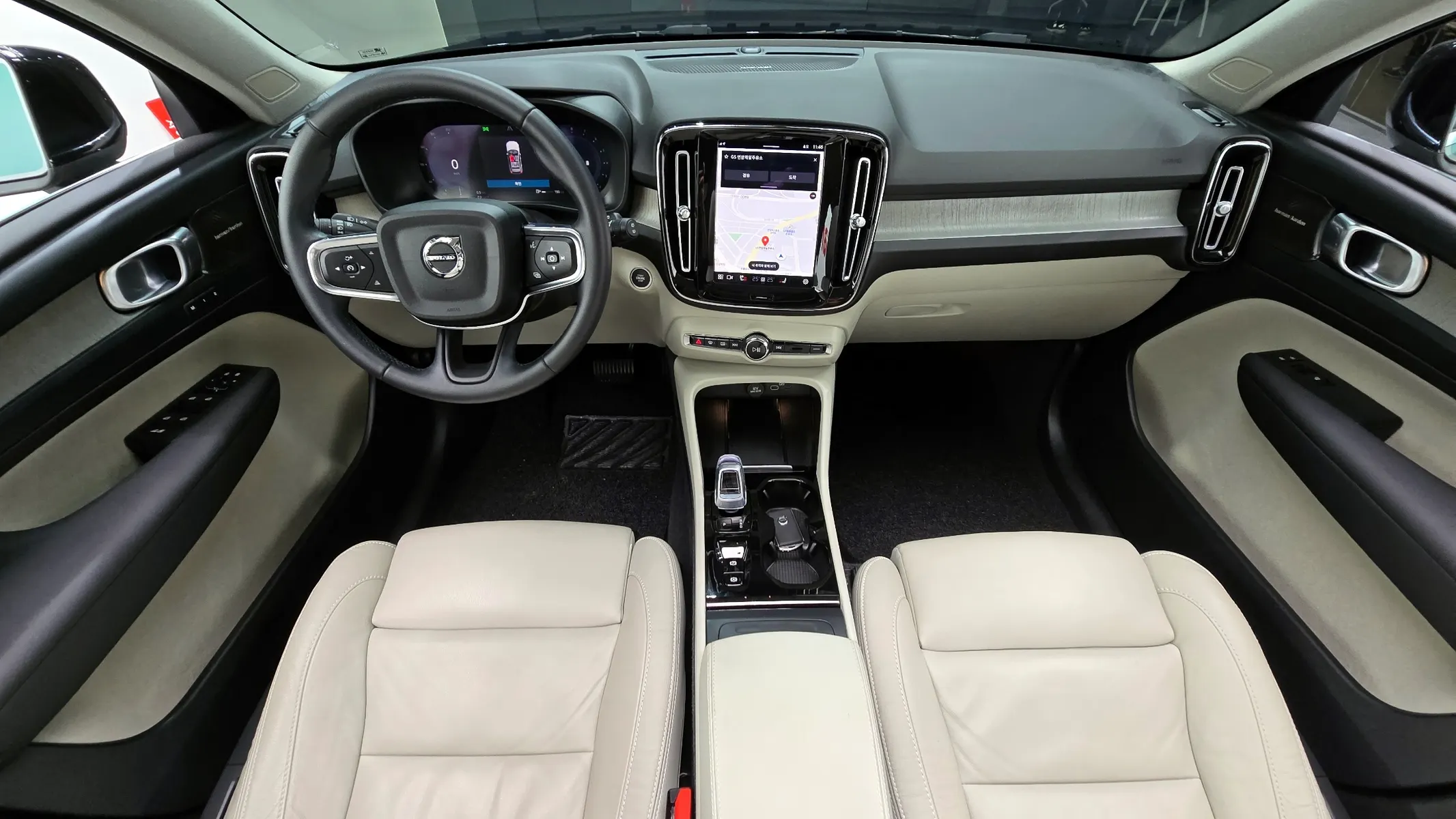 Volvo XC40 B4 2023 4/5