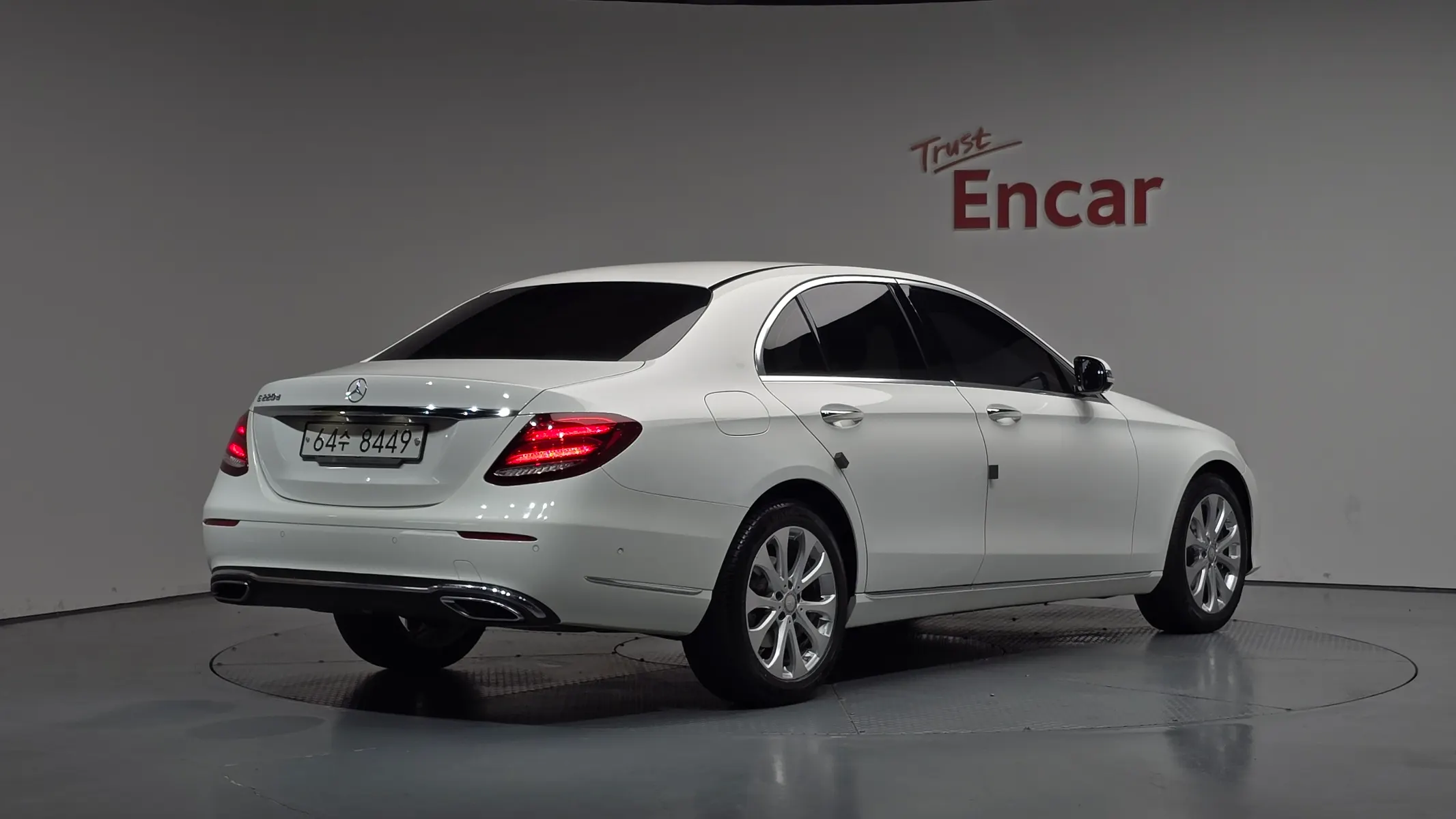 Mercedes-Benz E-Class W213 E220d 2017 2/35